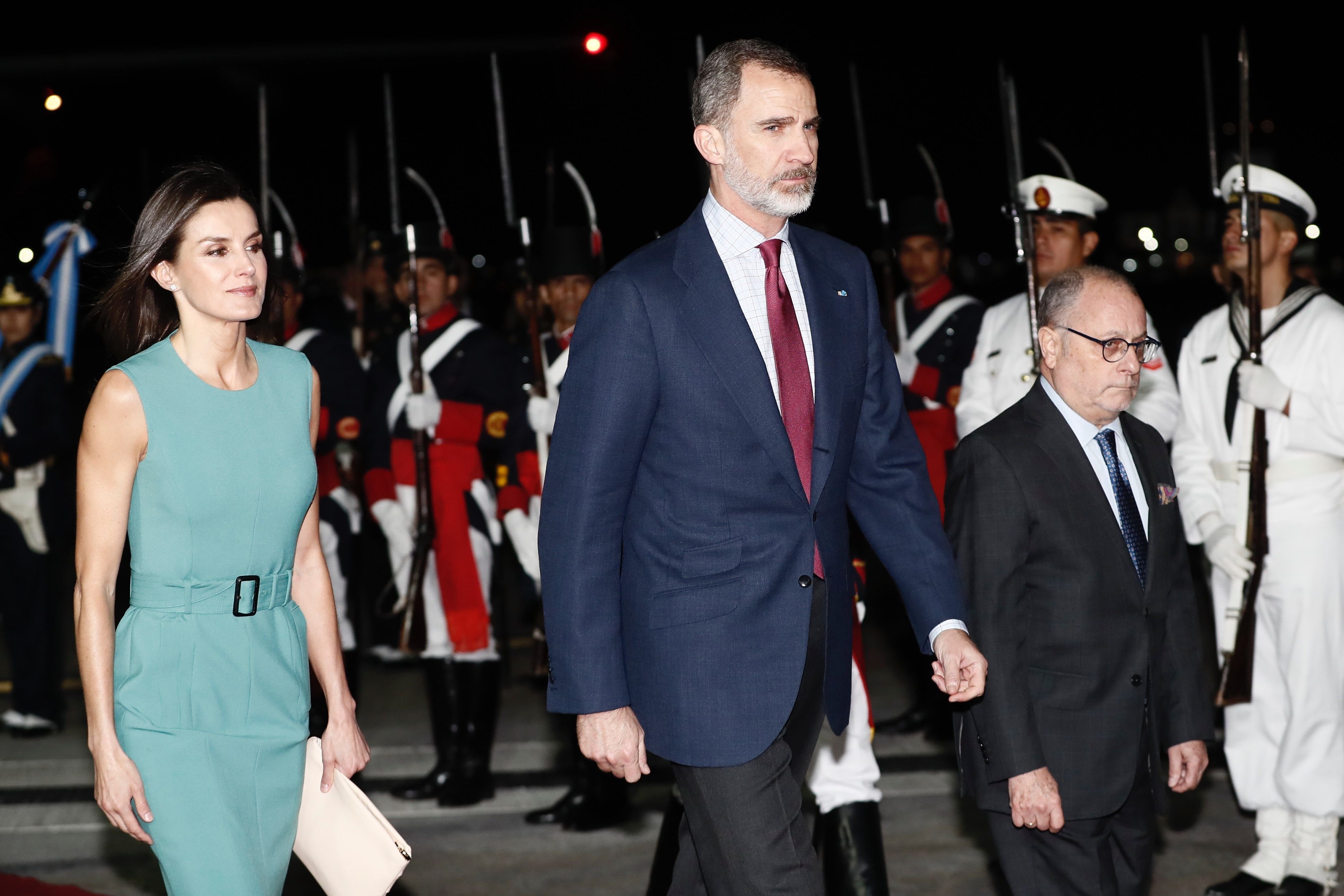 Ridículo real: Felipe y Letizia, encerrados en su avión en Argentina