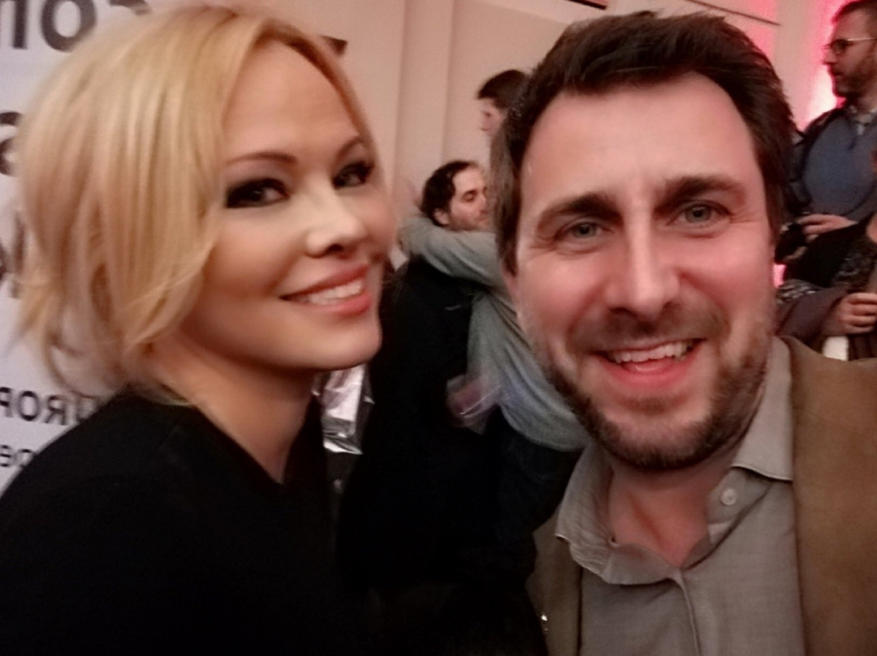 Pamela Anderson, defensora acèrrima de la independència, sorprèn Toni Comín