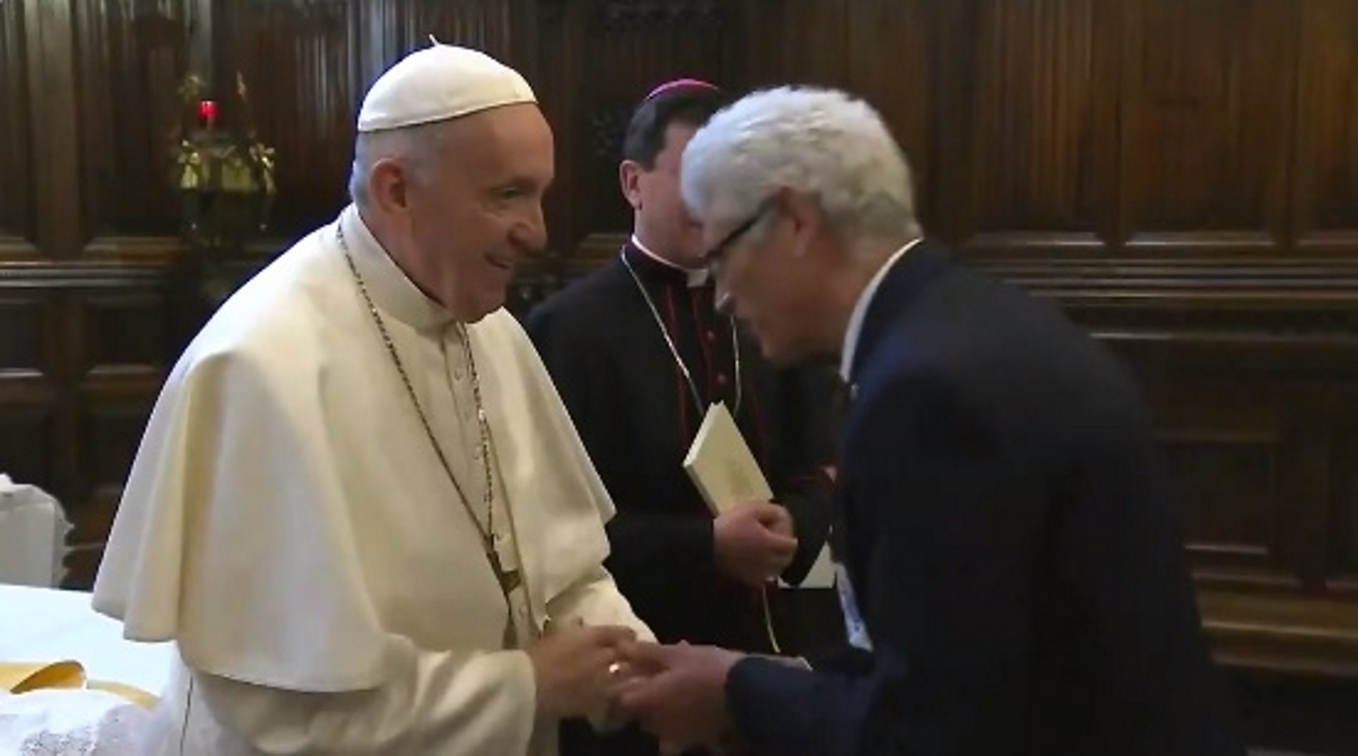 La cobra del Papa Francesc per evitar petons dels feligresos, nou fenomen viral