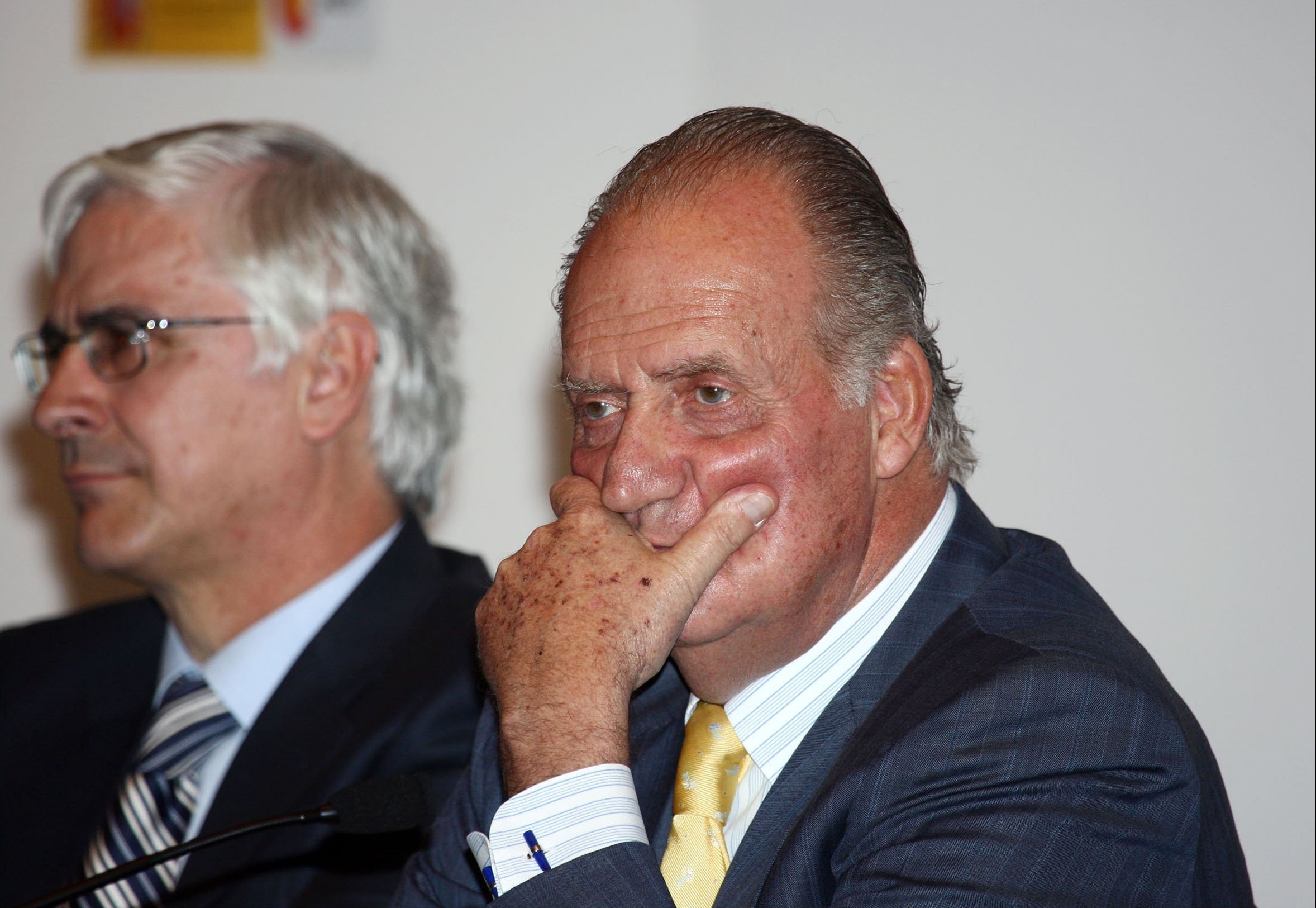 La foto lamentable de Joan Carles: així assajava com donar la mà a un indepe