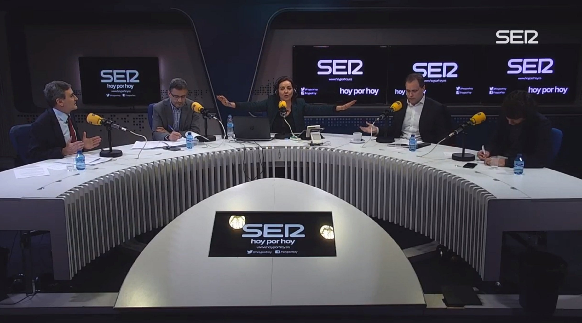 VÍDEO: Ignominiós debat polític a la SER, amb Pepa Bueno irada: "Cortad micros!"