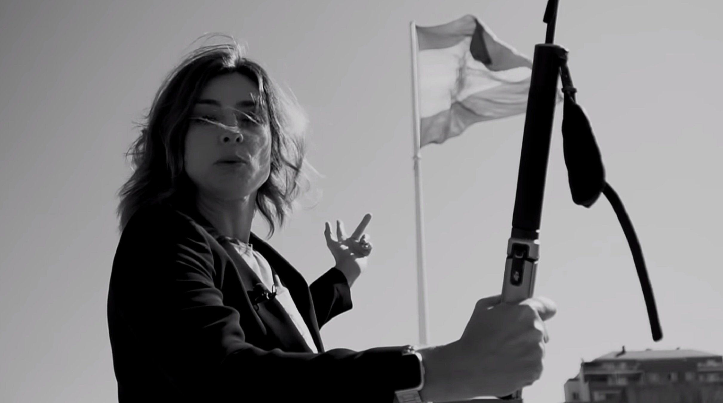 Sandra Barneda estrena nova feina amb una bandera espanyola de fons