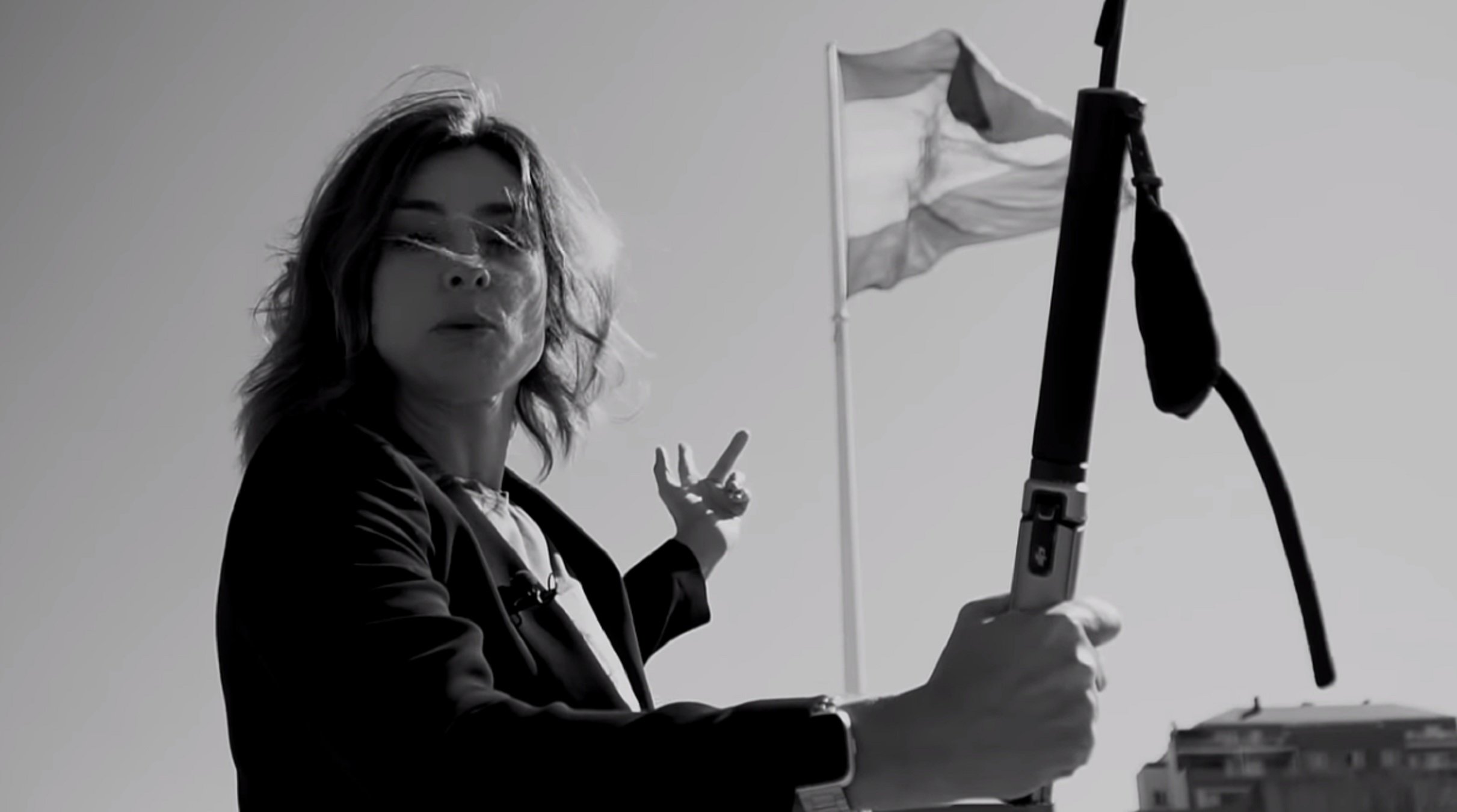 Sandra Barneda estrena nuevo trabajo con una bandera española de fondo