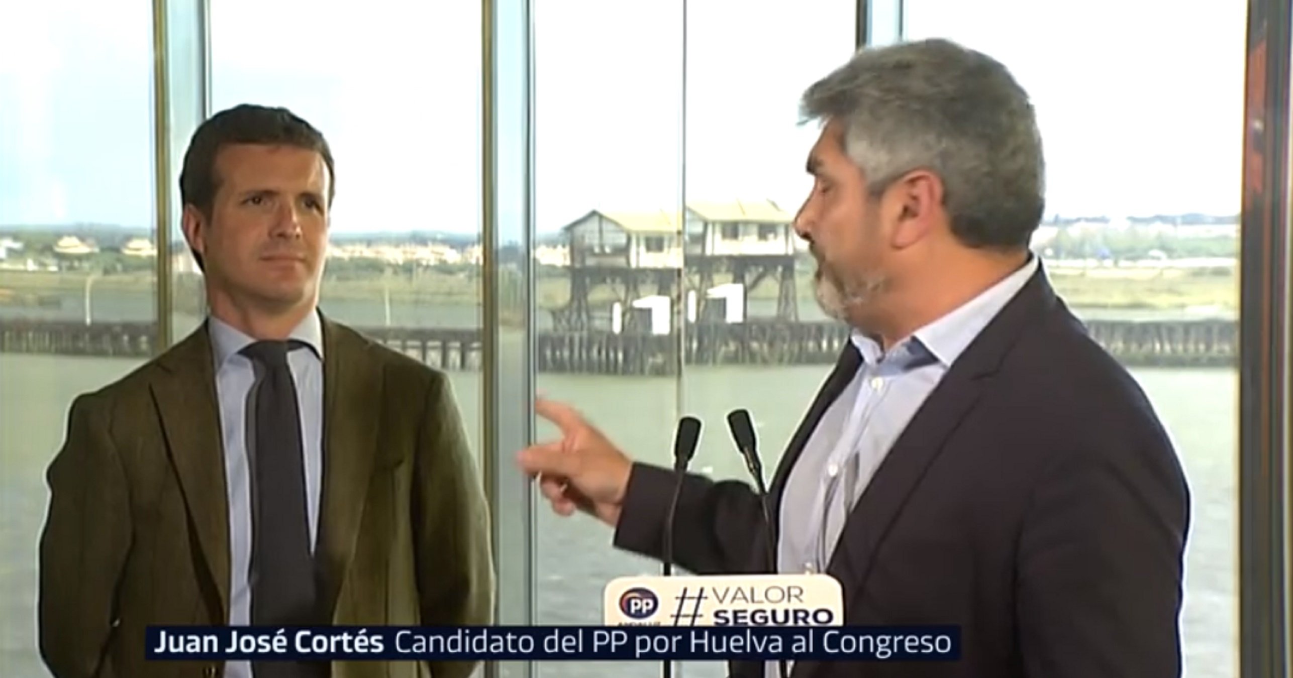 VÍDEO: Patético mitin de un candidato del PP confundiendo a Casado (y él, irado)
