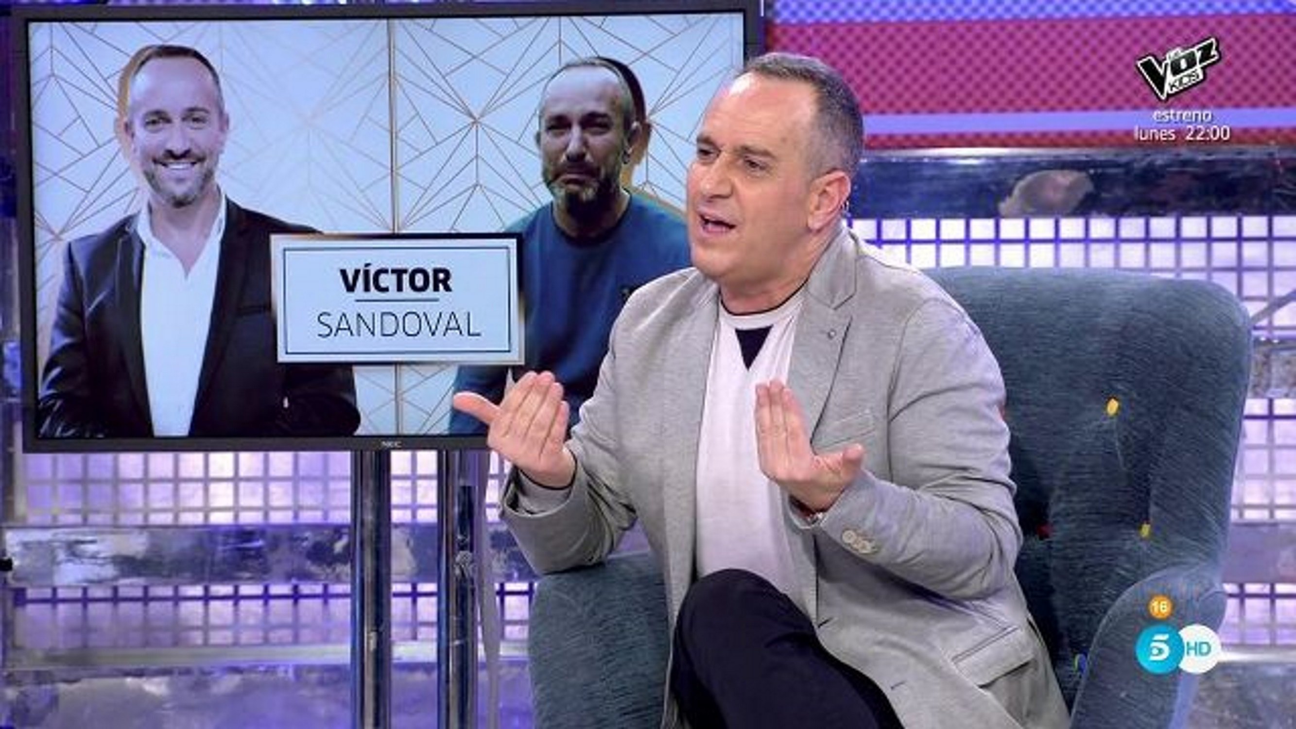 Víctor Sandoval mostra el seu empelt capil·lar abans d’operar-se la cara