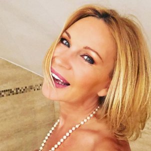 Marlène Mourreau, totalmente desnuda para celebrar sus 50 años y la red