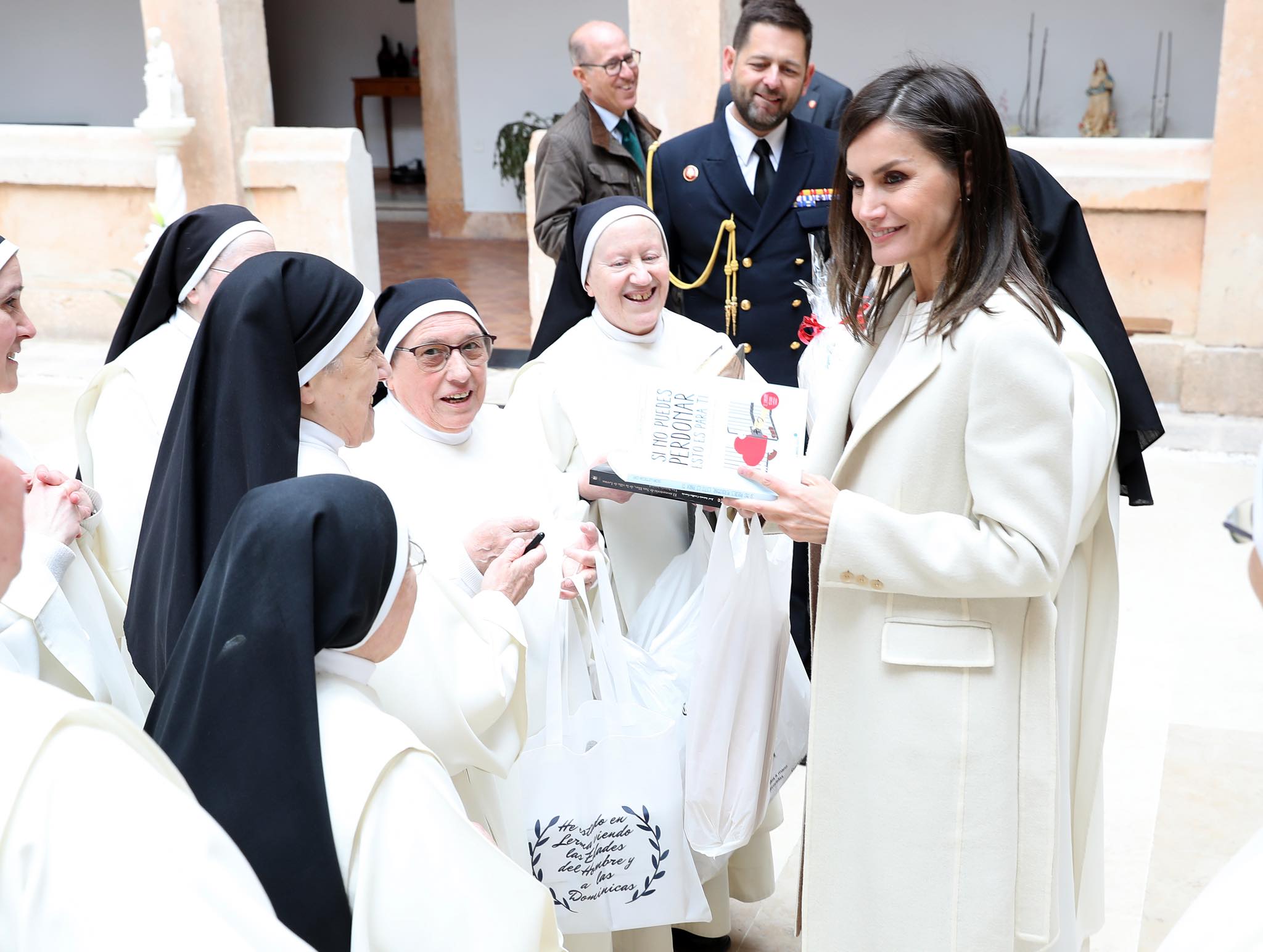 Las monjas hunden a Letizia con un regalo envenenado que la humilla