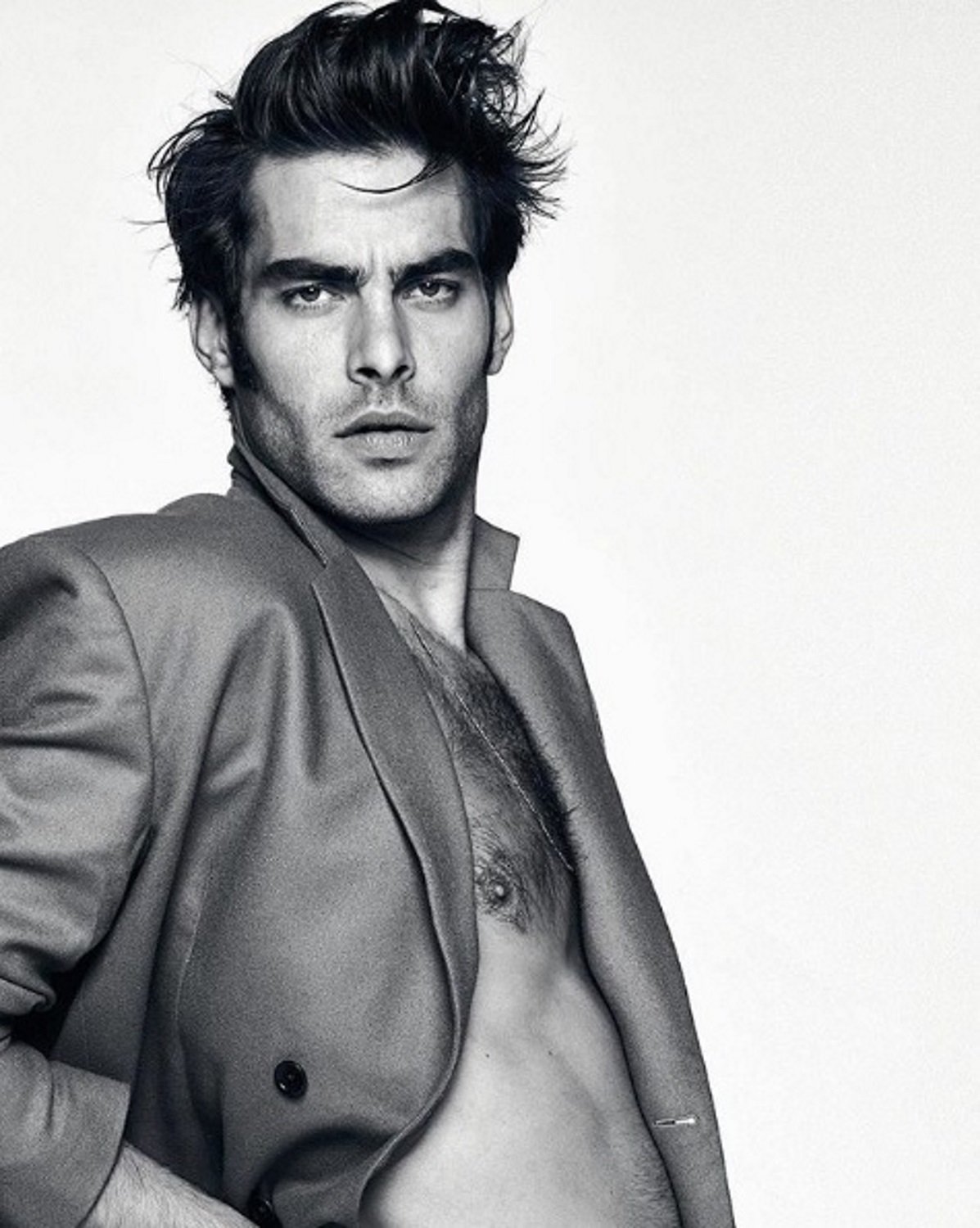 Jon Kortajarena incendia la red desnudo y definiéndose como un empotrador