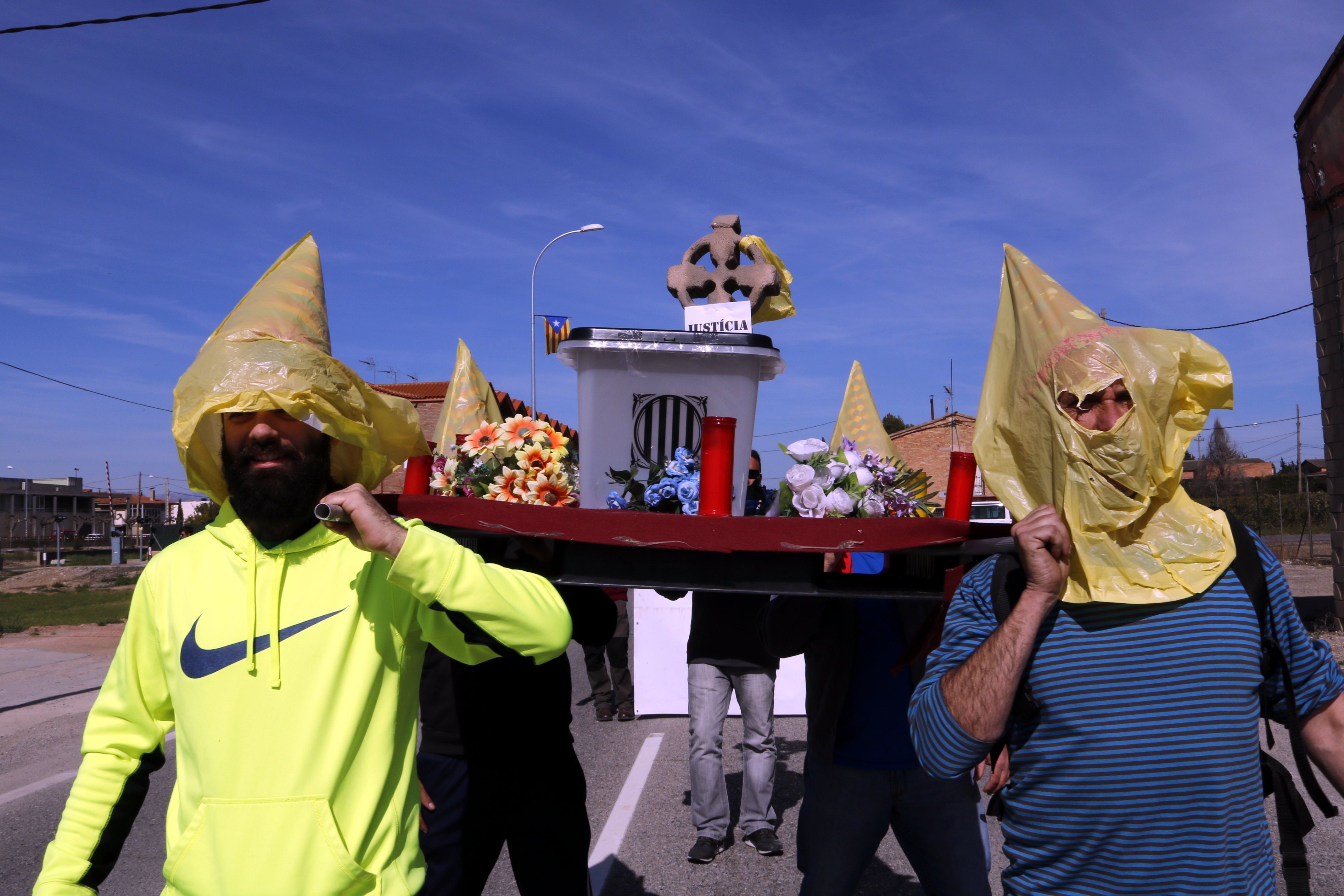 El unionismo se irrita con la 'procesión amarilla' de Viernes Santo