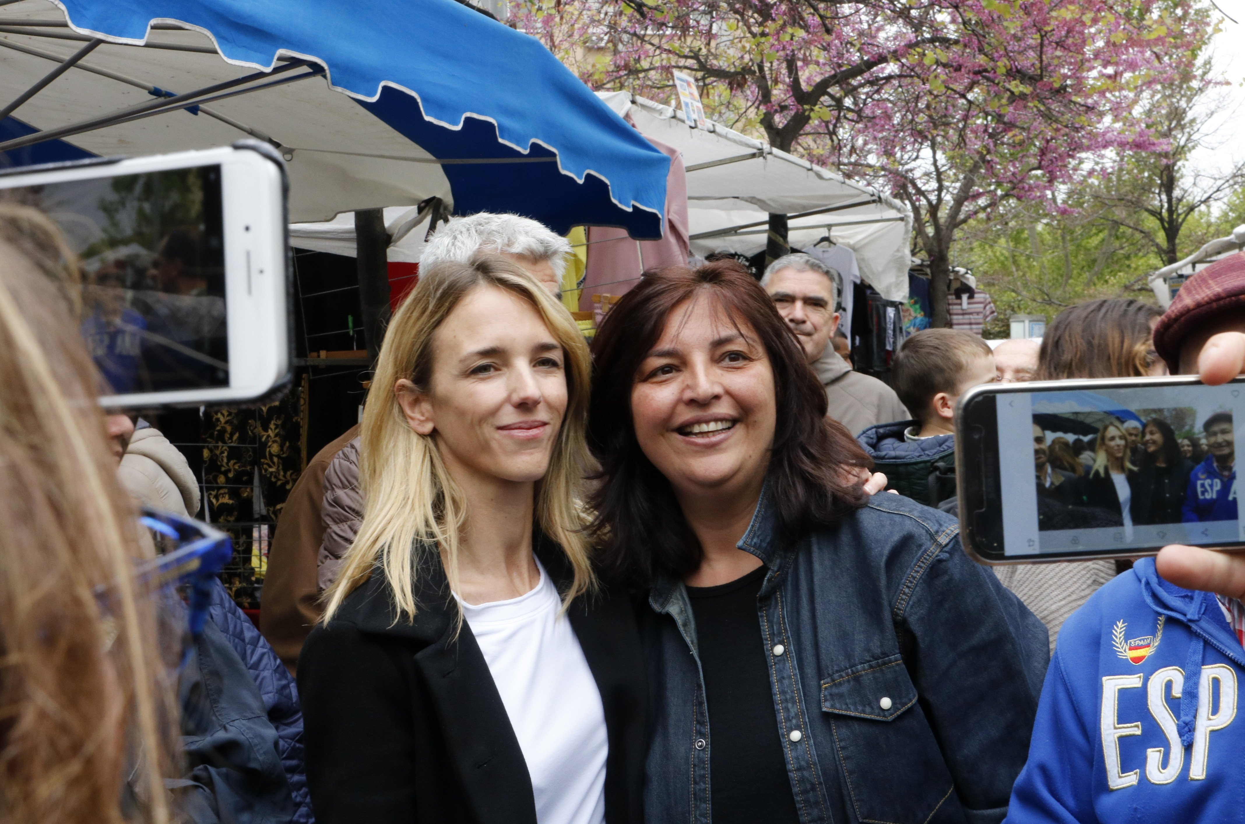 Cayetana, marquesa abucheada en Cornellà con bambas sucias de 400 €