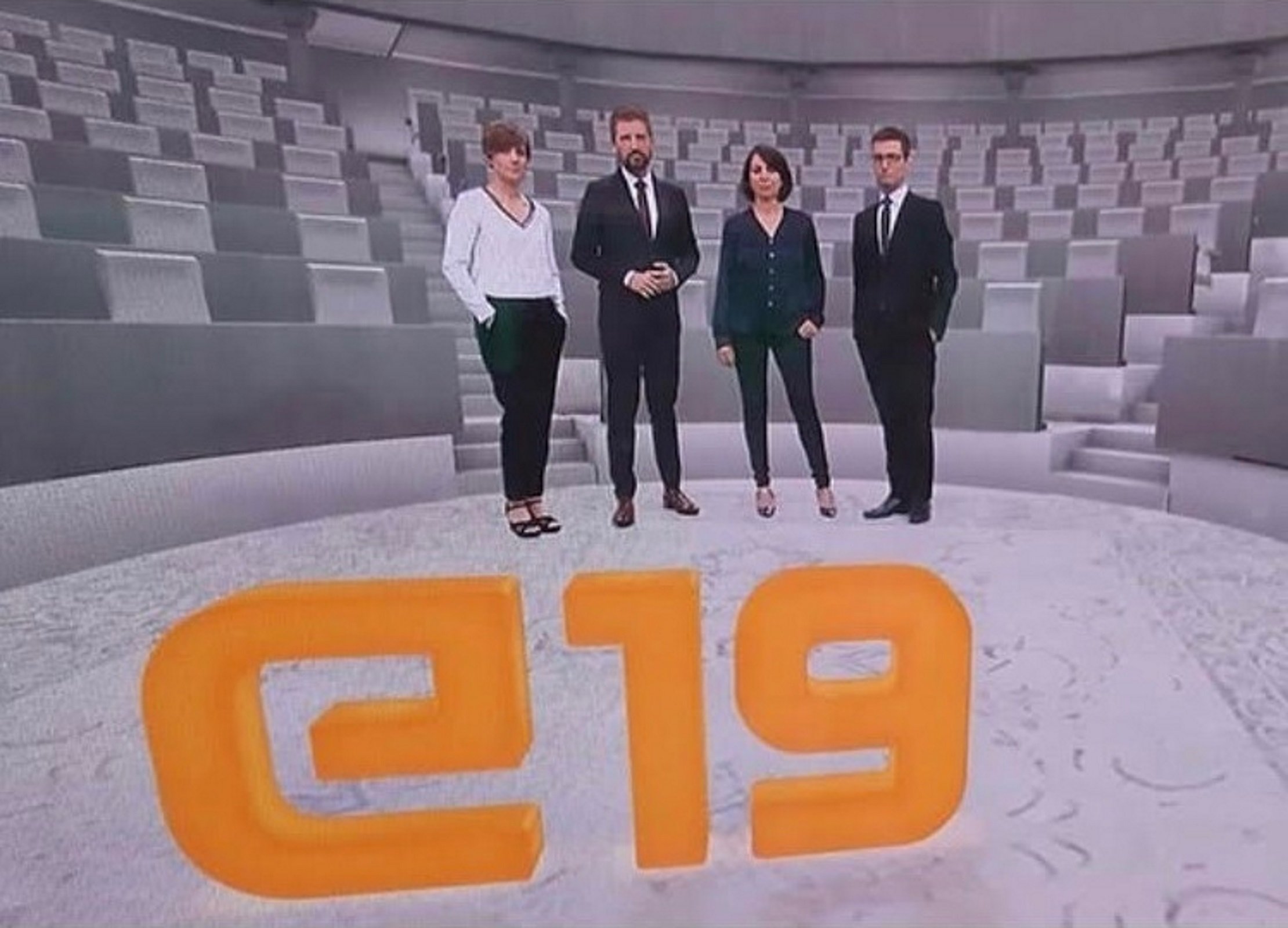 La divertida imagen de los presentadores de TV3 preparando el especial del 28-A