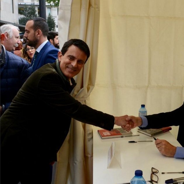 Manuel Valls Sucumbe Al Fenomeno Fan Su Foto Con Un Politico Al Que Admiro