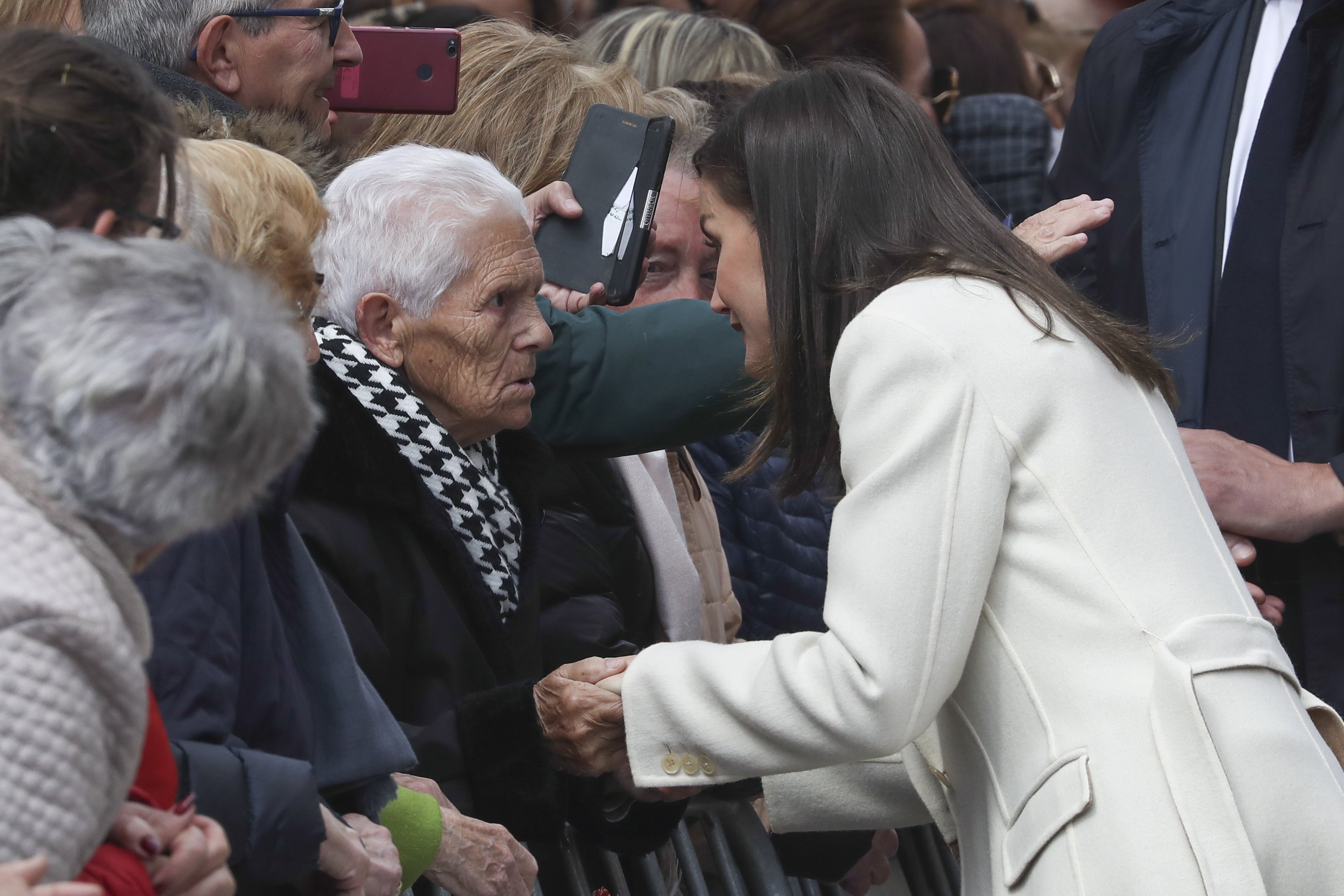 Una àvia ensorra Letícia etzibant-li el que ningú gosa dir-li de la seva cara