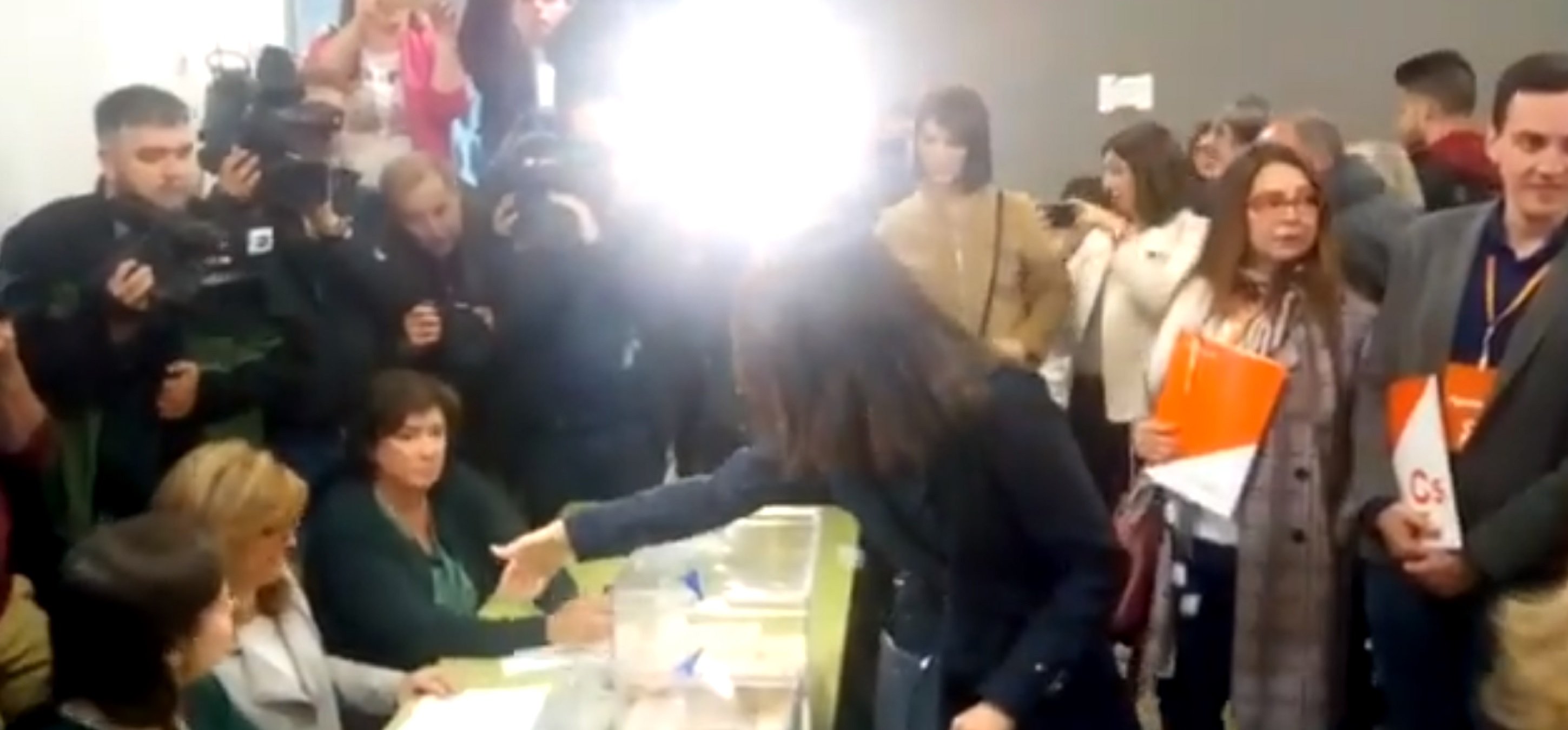 La red defiende a la vocal de mesa que se ha negado a dar la mano a Arrimadas