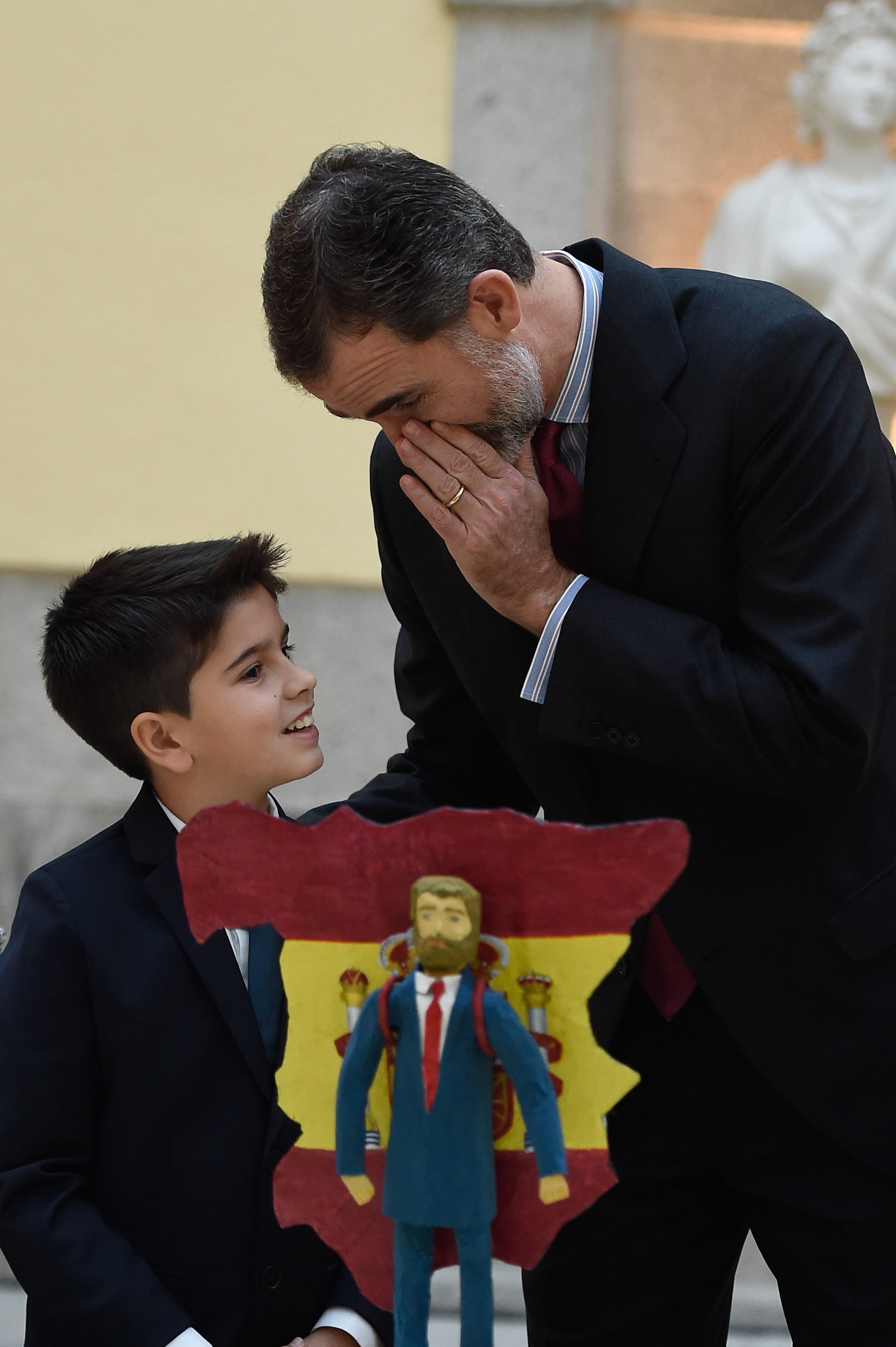 La portada que Zarzuela amaga: Felip VI en calçotets i tocant-se els ous