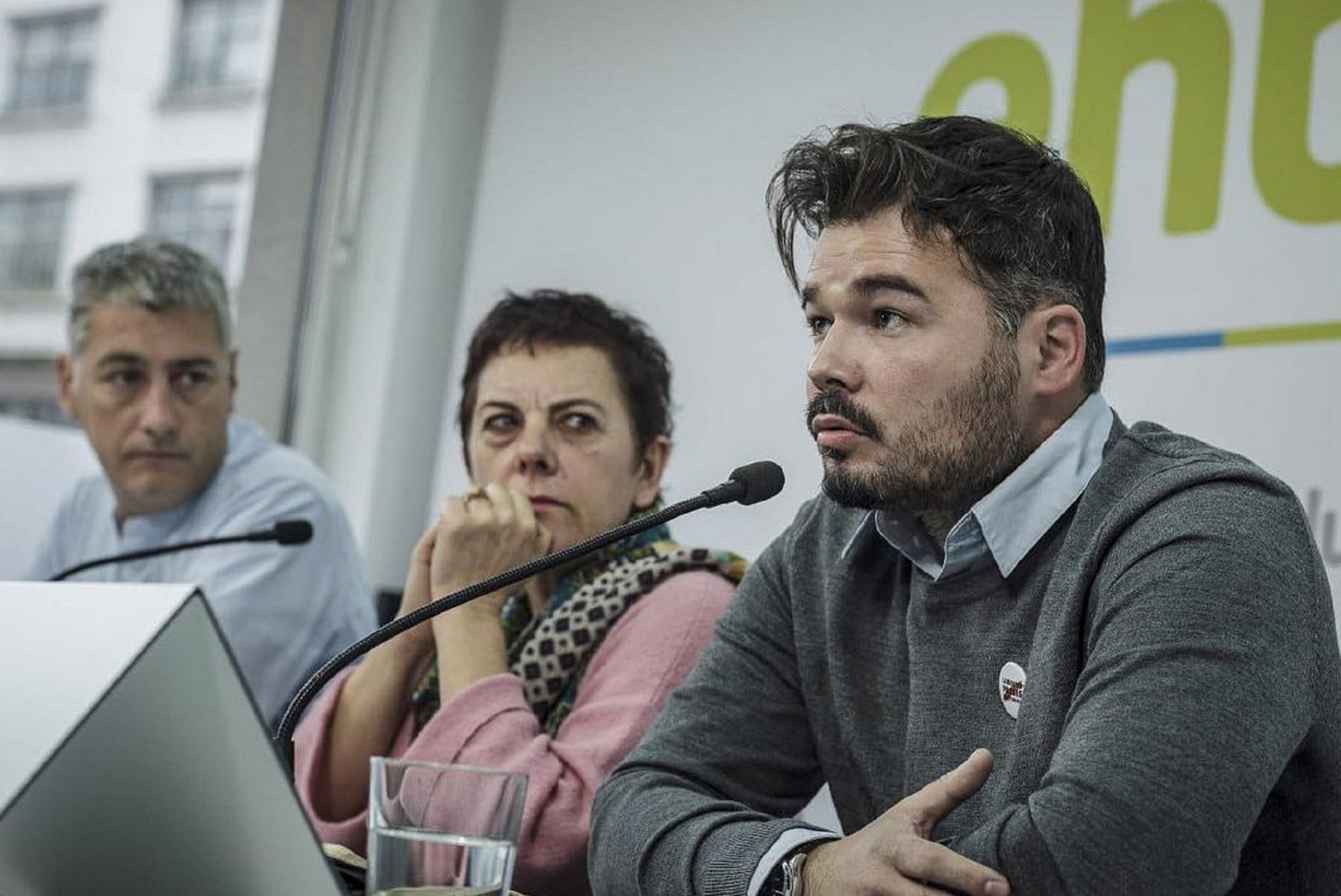 L'abjecte titular sobre una diputada d'ERC (respost rotundament per Rufián)