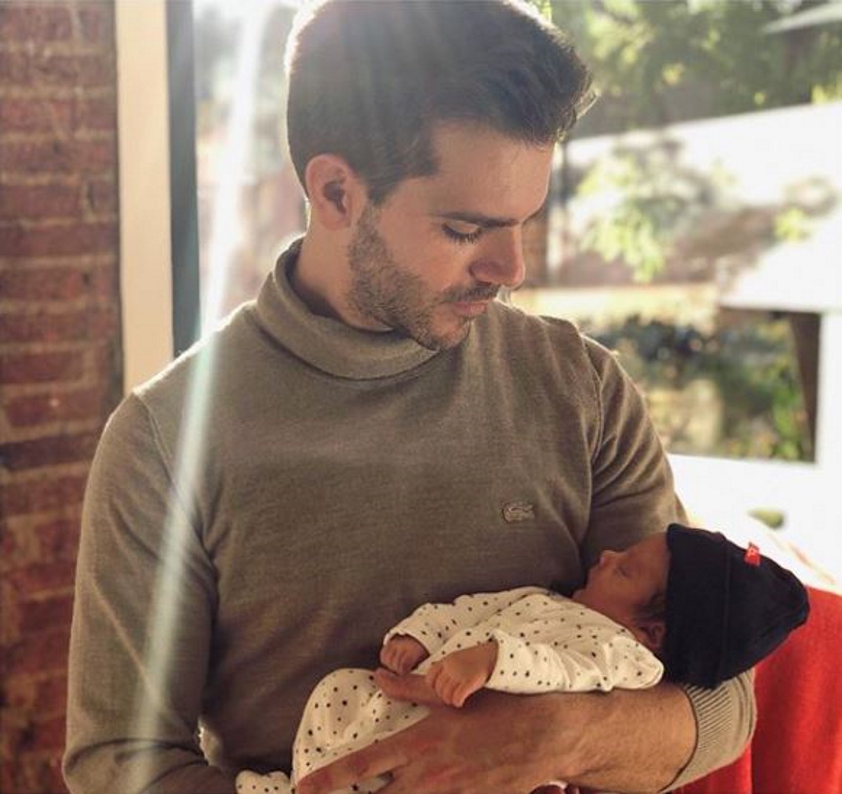 Marc Clotet emociona con la sonrisa de su hija prematura por el Día de la Madre