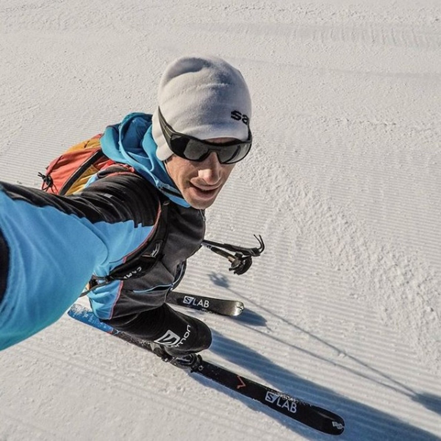 La tierna imagen de Kilian Jornet esquiando con su hija de dos meses