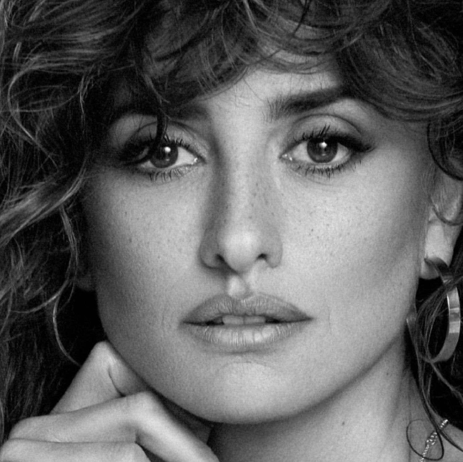 Penélope Cruz es torna boja en una festa al costat d'un presentador de TV