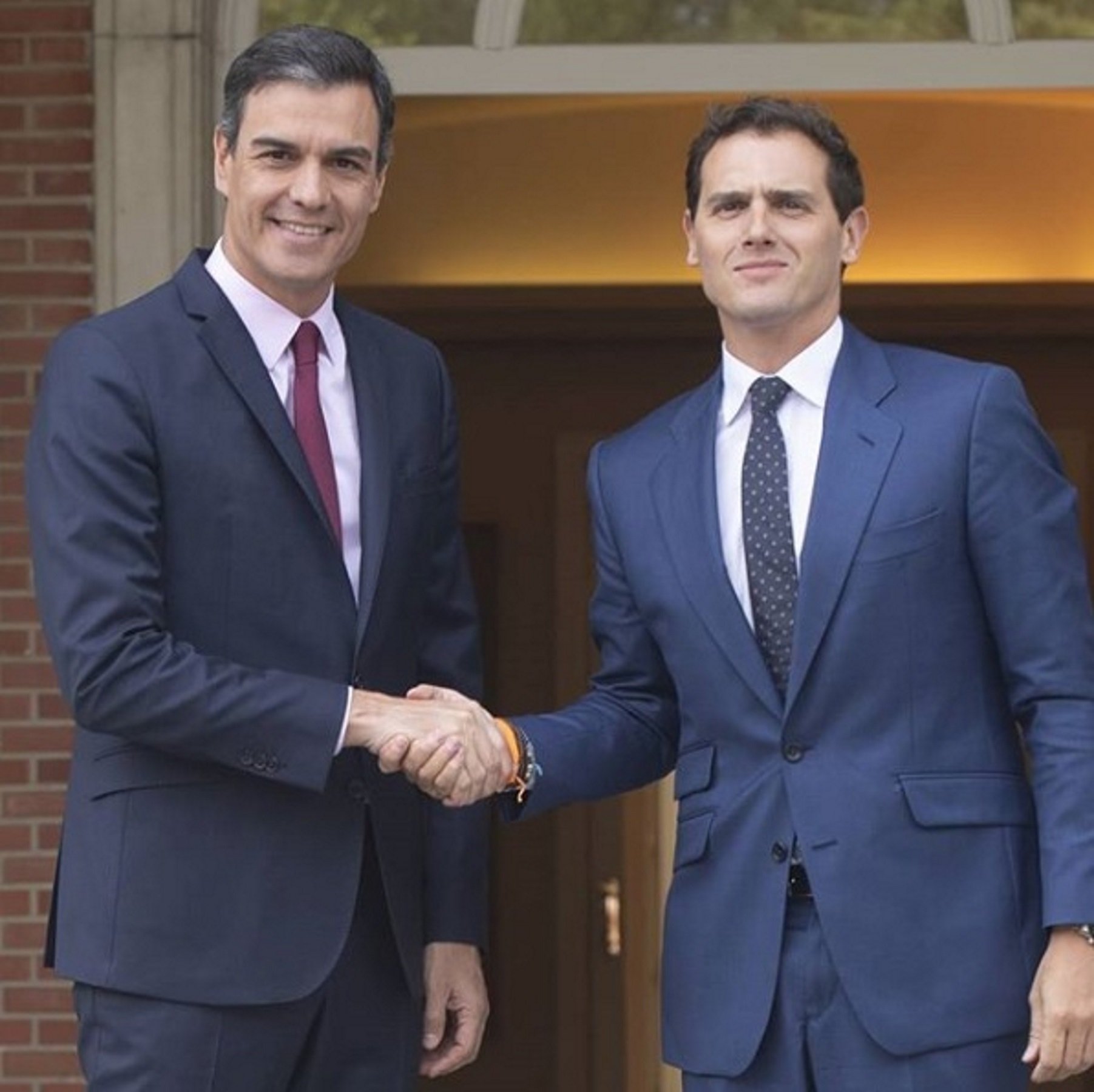 Pedro Sánchez con Albert Rivera en Instagram y los votantes estallan: "Con Rivera, NO"