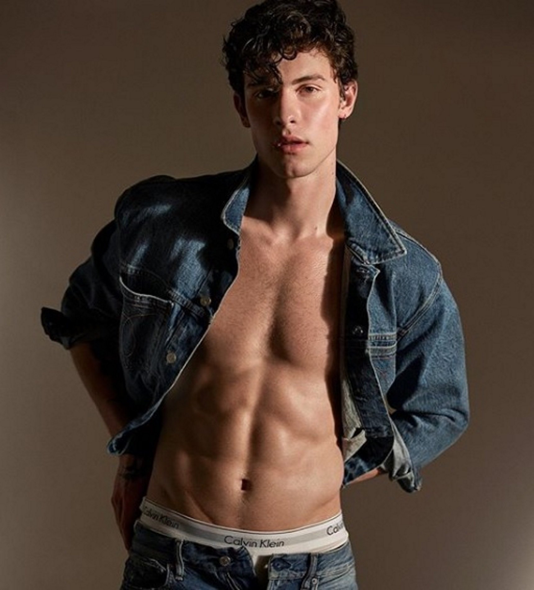 Shawn Mendes escalfa la xarxa fardant d’abdominals i promocionant roba interior