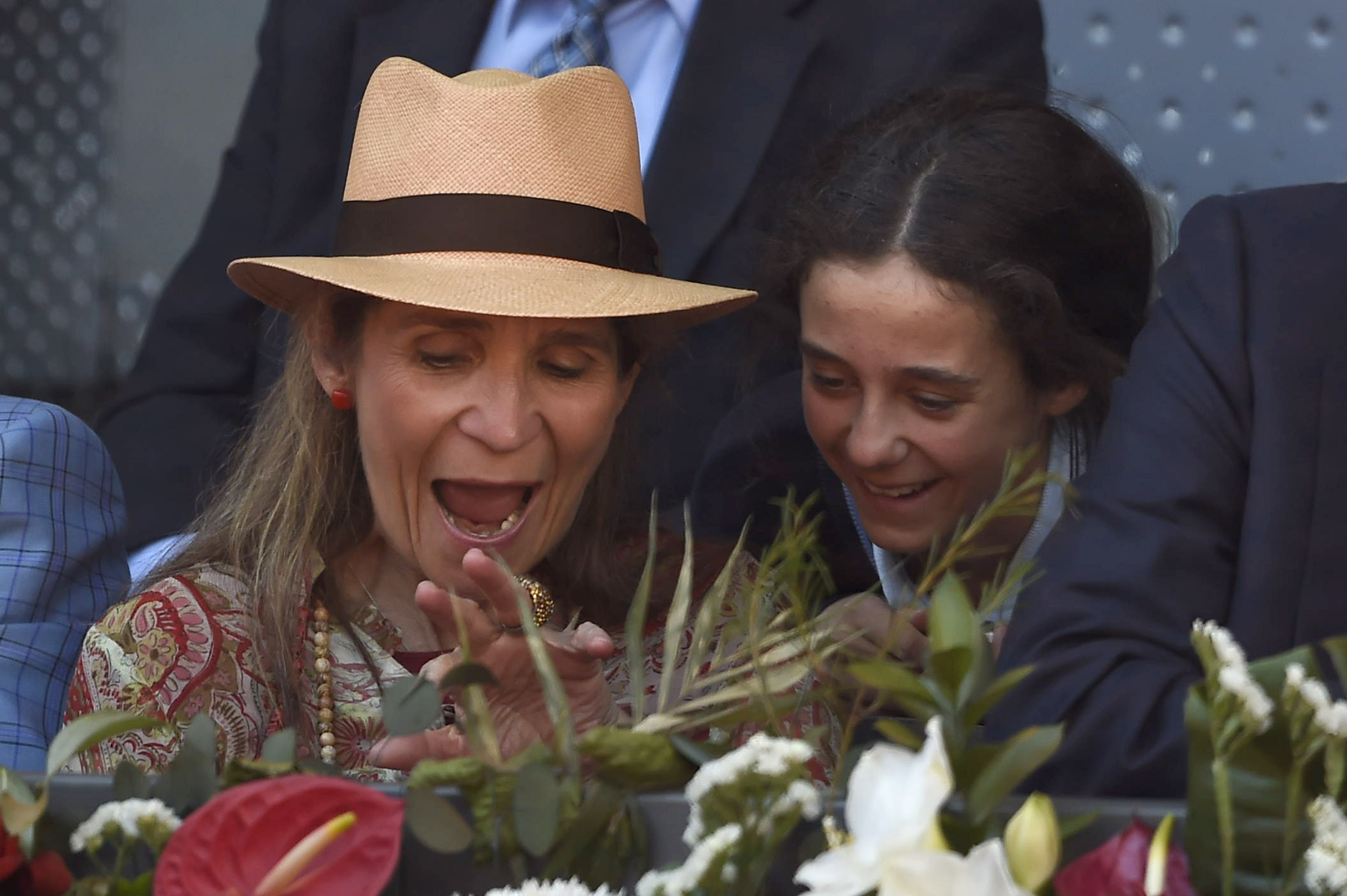 Elena y Victoria, de corrida con una bandera en la cabeza y de leopardo