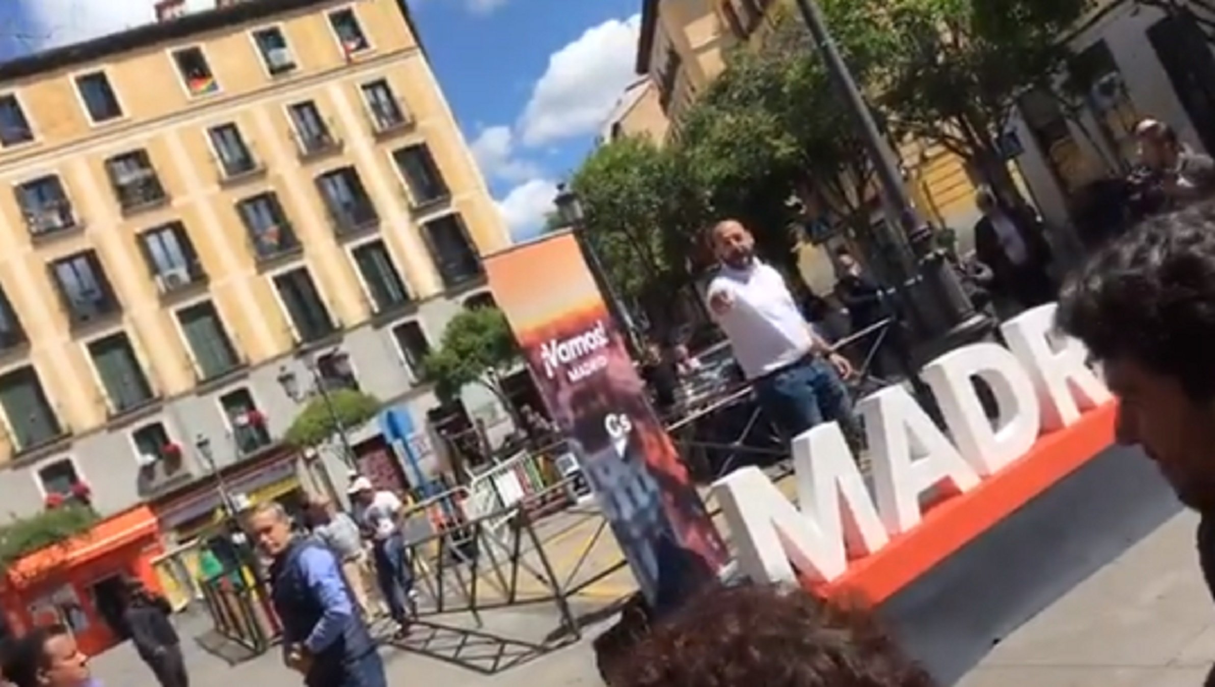 VÍDEO: Cañas ensorrat (i fora de si) en ser escridassat al seu propi miting