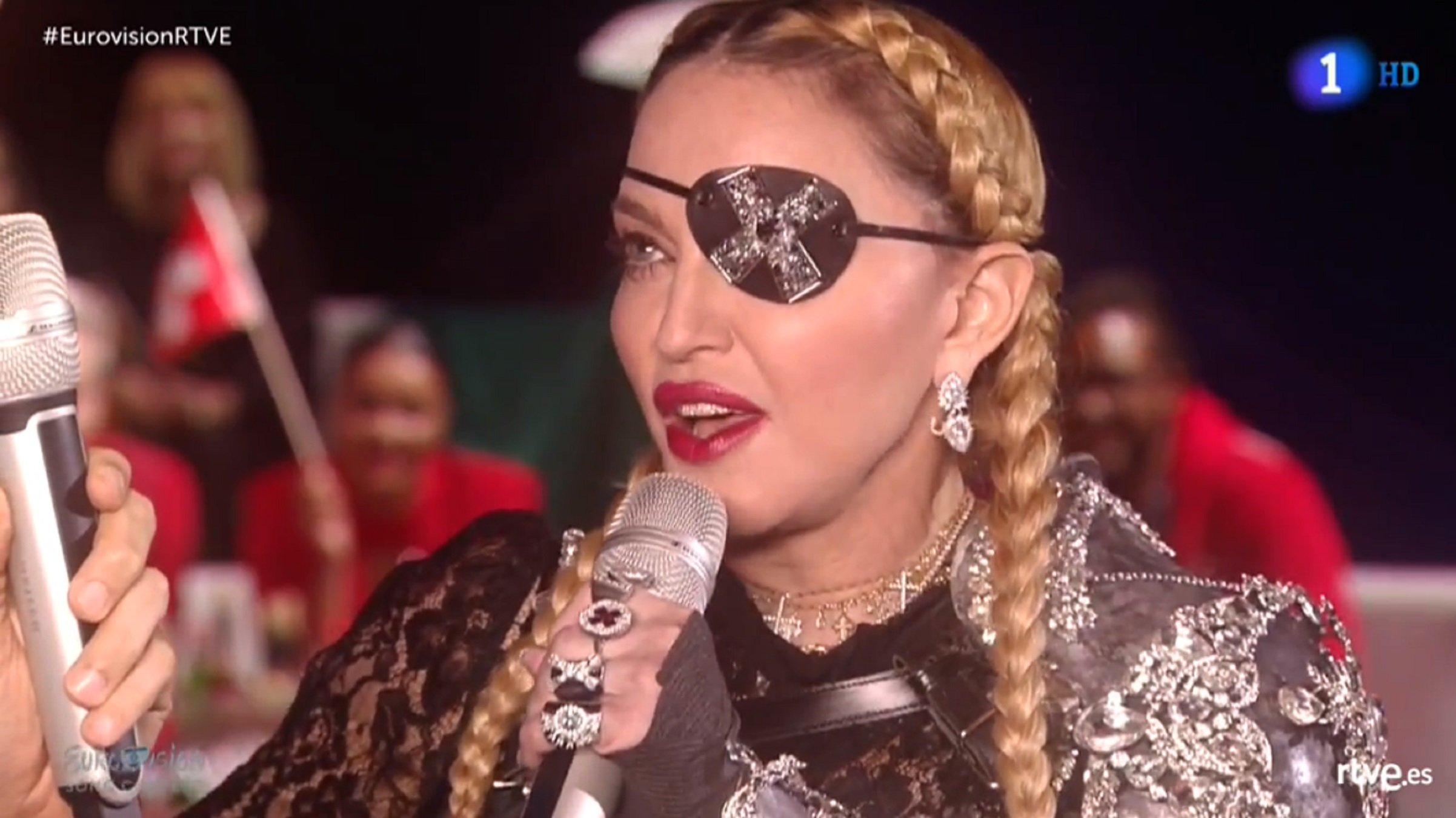 Estupor con una grotesca Madonna, de pirata y desafinando de mala manera en Eurovisión