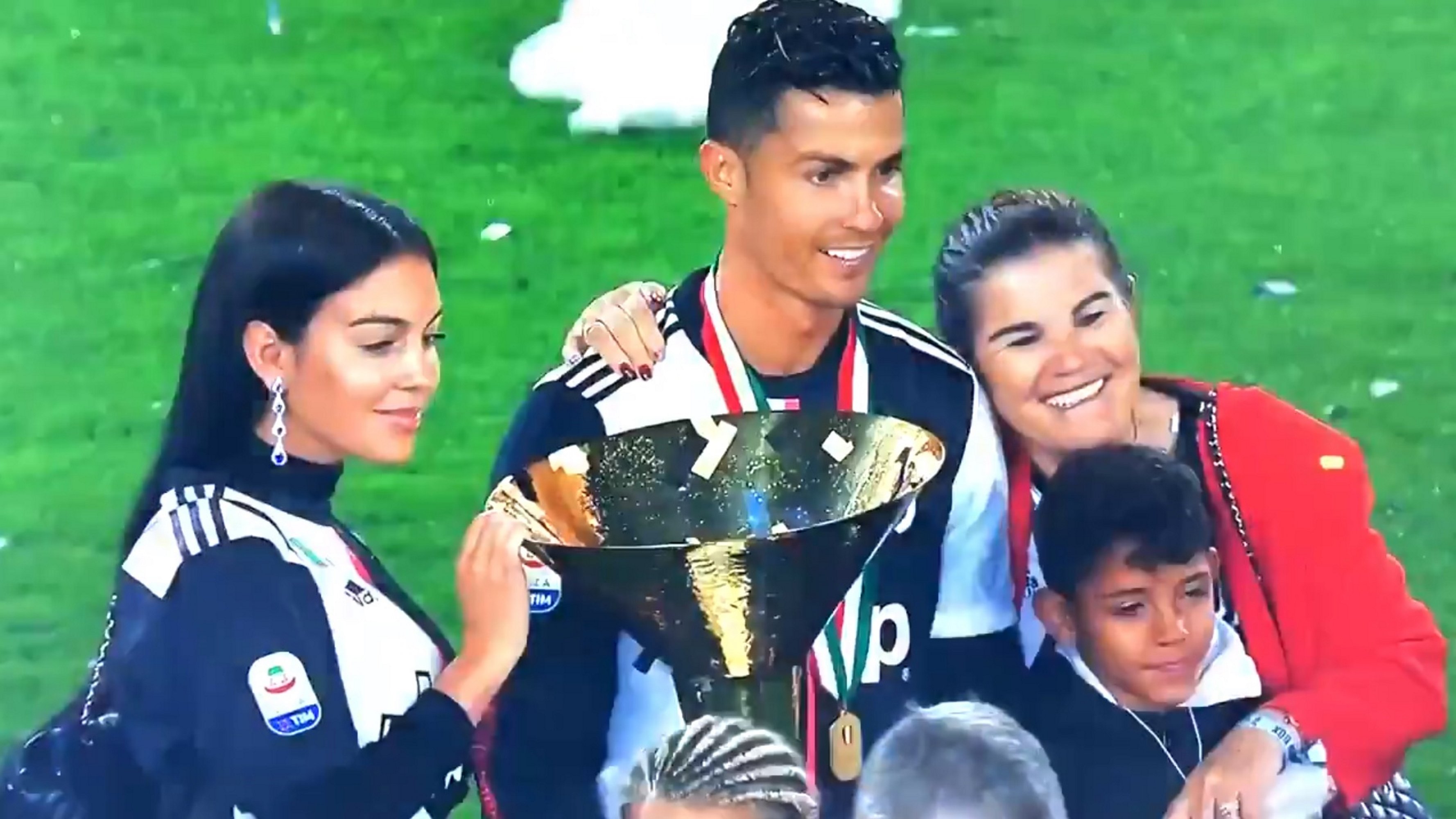 Viral: Cristiano celebra la liga italiana y le estampa la copa a su hijo en la cabeza