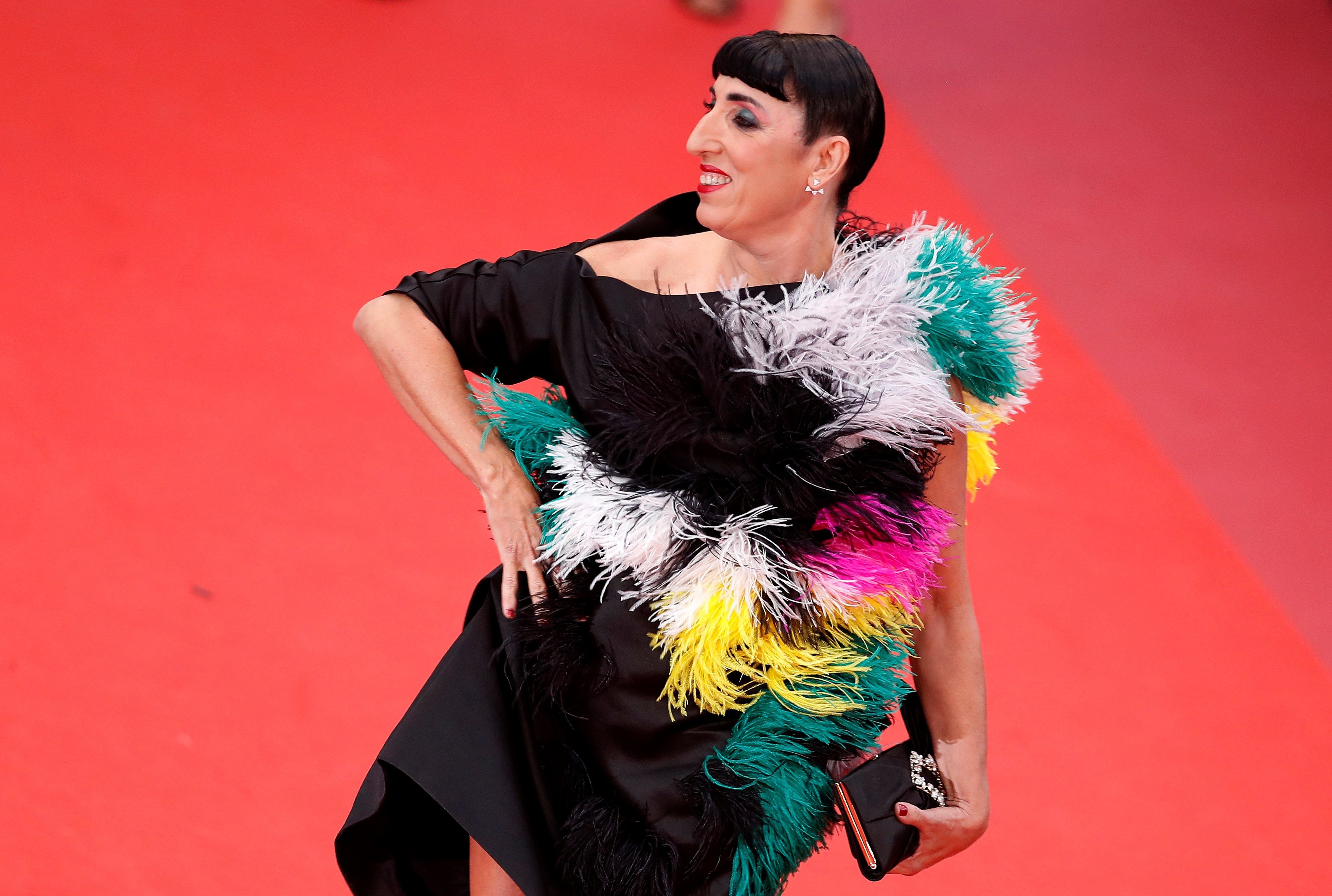 Rossy de Palma luce en Cannes novio joven, de color y grande como un armario