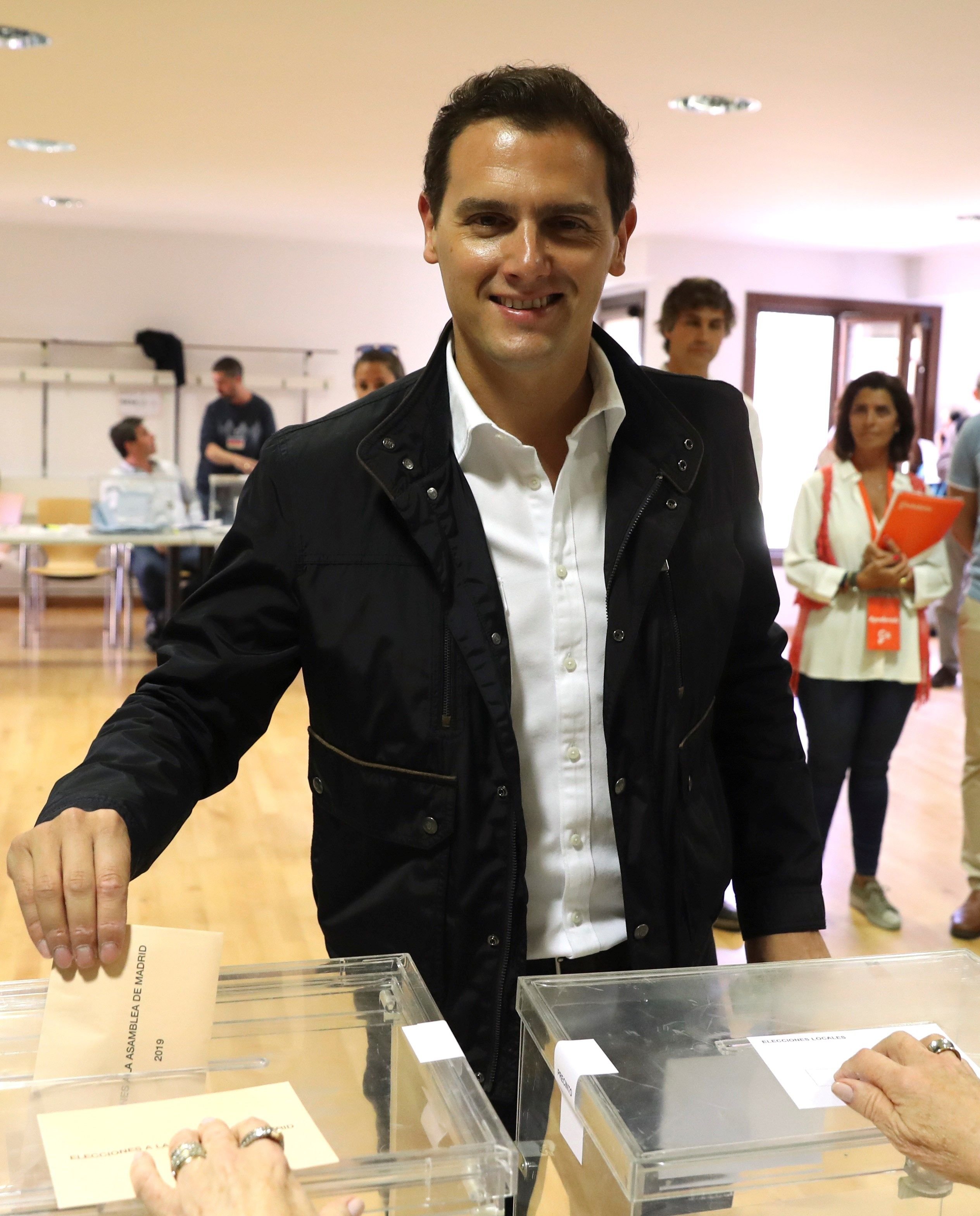 Rivera, carne de burla en la red después de votar en Madrid