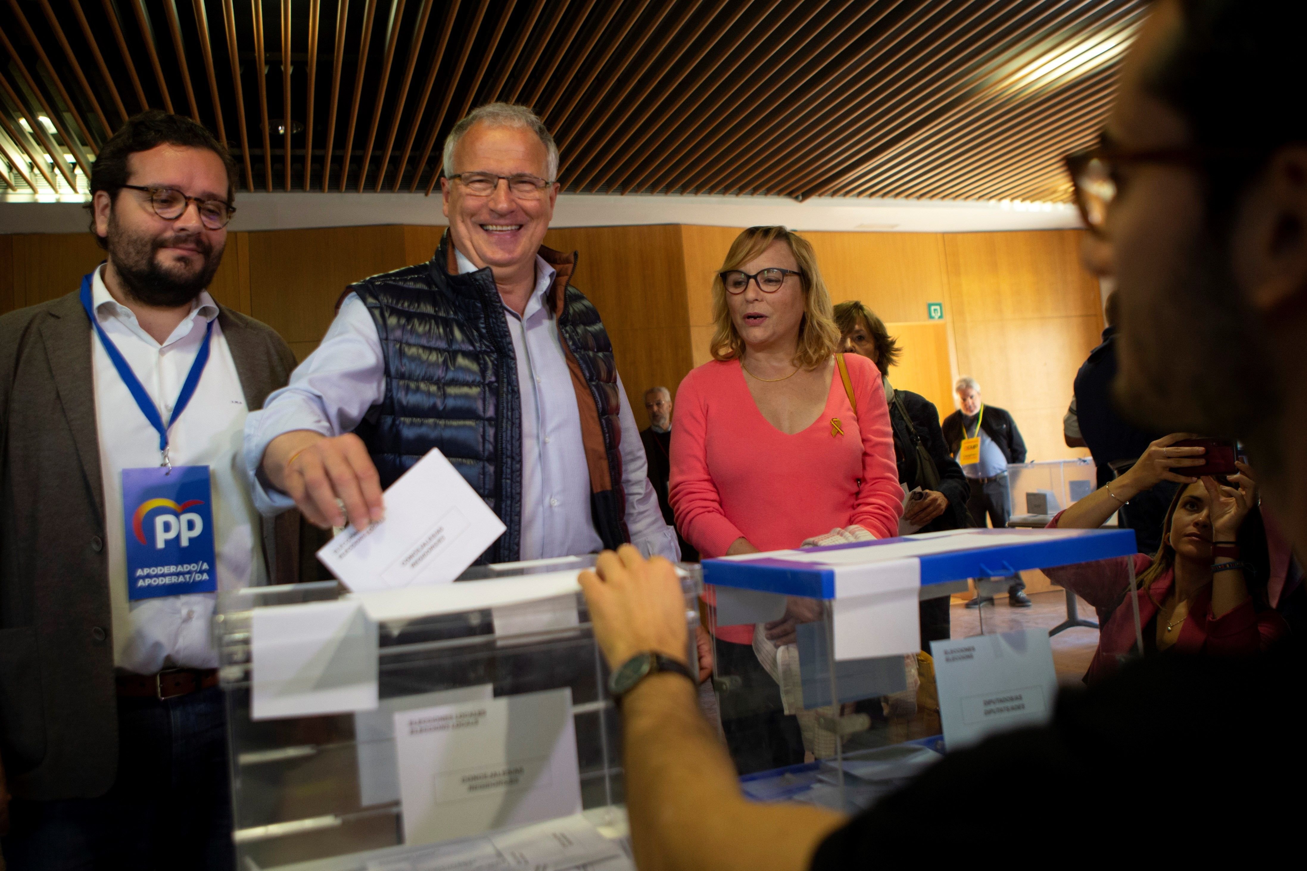 La mujer del candidato del PP en BCN vota con un lazo: "el enemigo en casa"