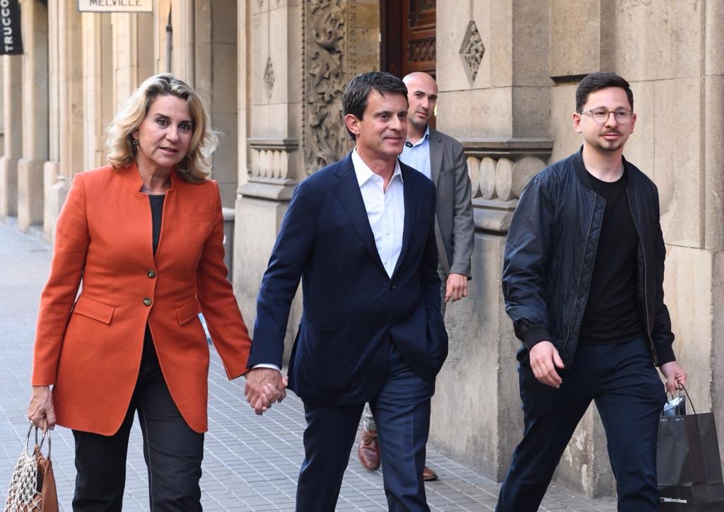 El canvi de jaqueta de la parella de Manuel Valls el 26M: renega del taronja