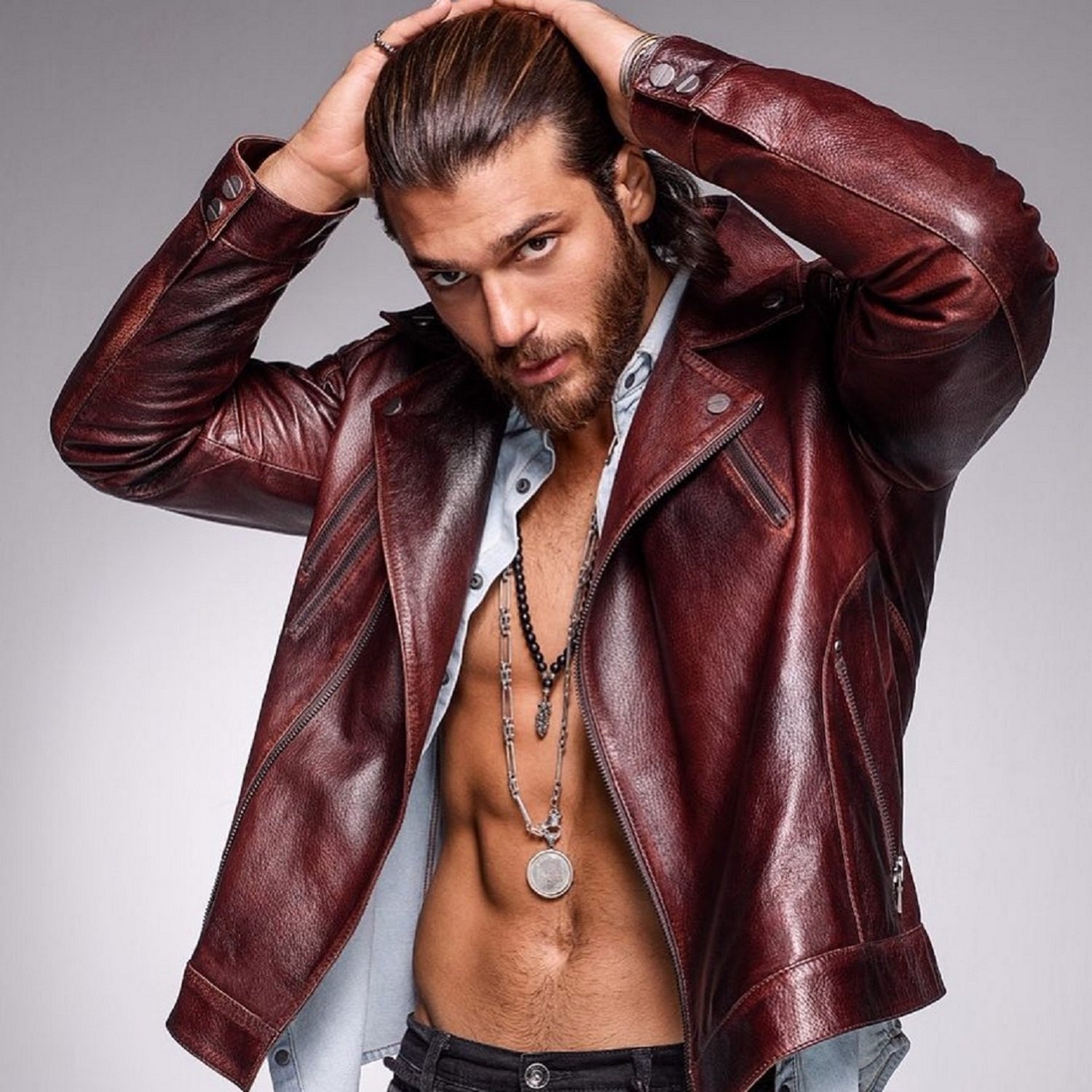 El pasado turbio de Can Yaman, la nueva estrella de la tele