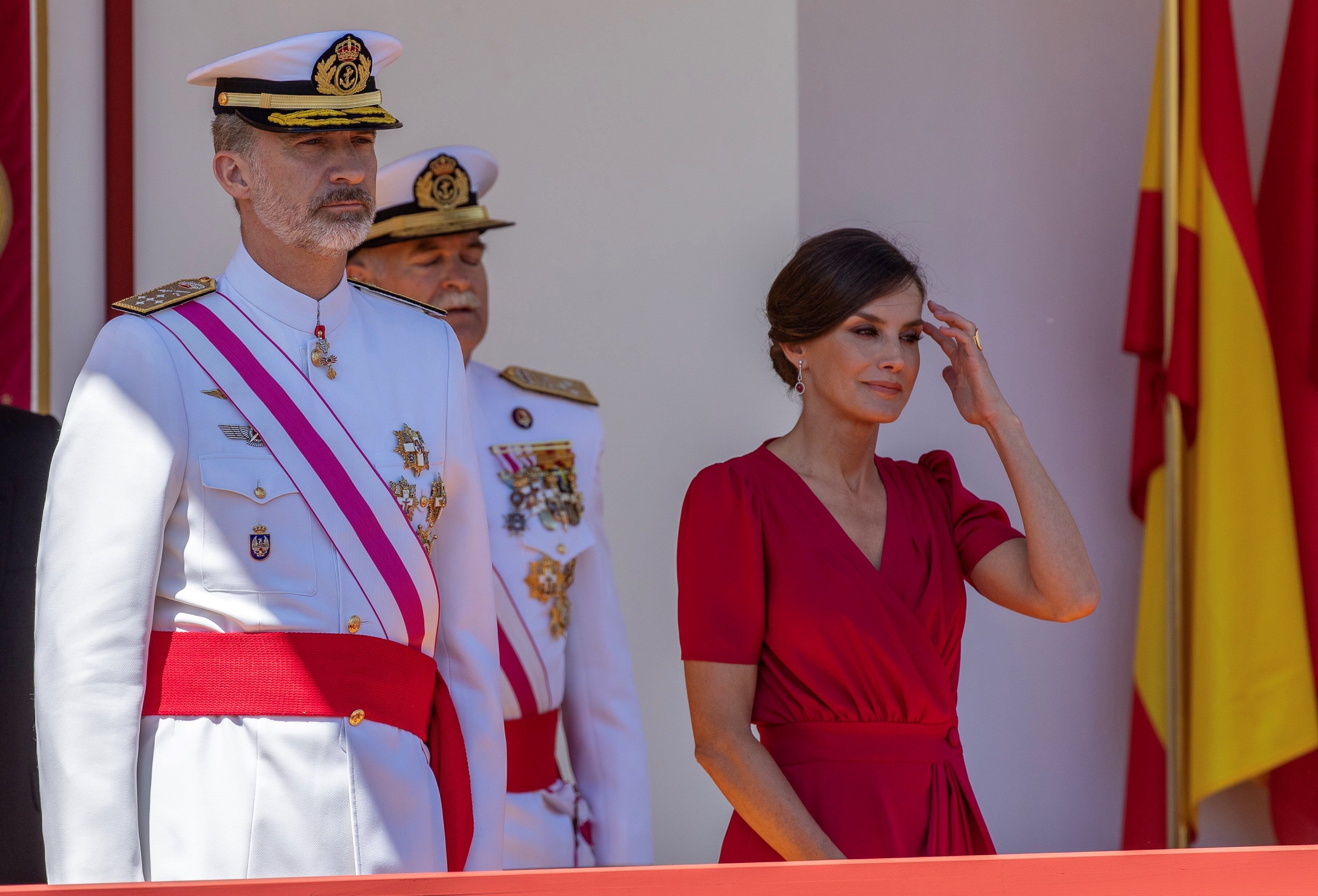 Felipe rabioso y con cara de asco por la chapuza del Día de las Fuerzas Armadas