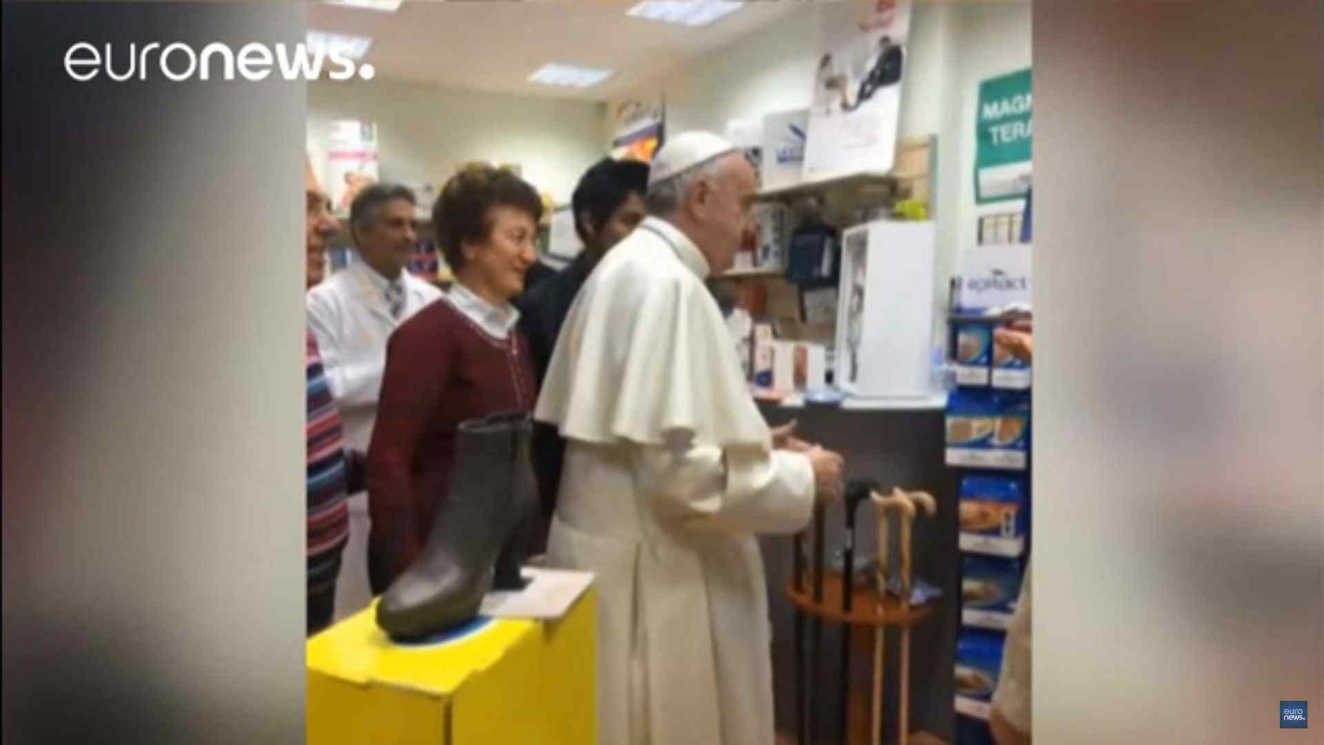 El papa Francesc deixa el Vaticà per anar a comprar sabates