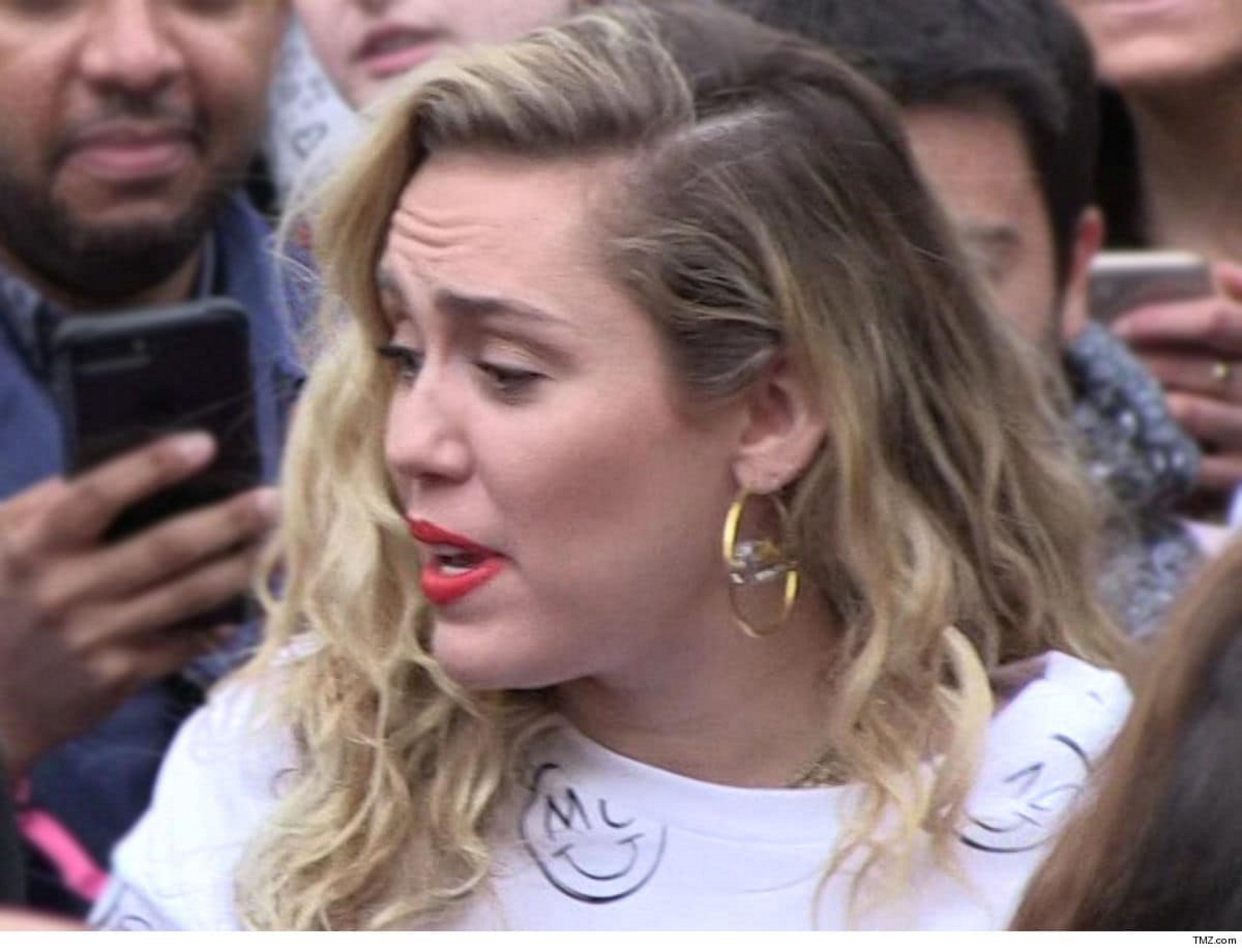 Miley Cyrus estalla contra los que justifican el ataque que sufrió en Barcelona