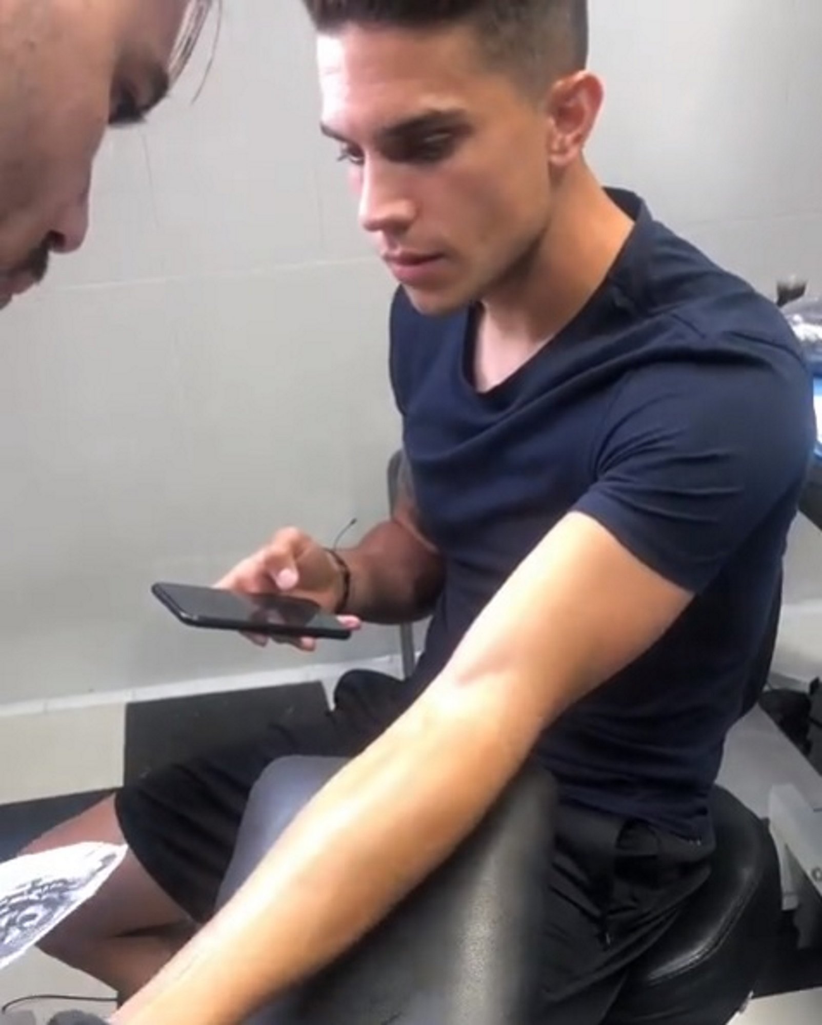 Marc Bartra va a hacerse un tatuaje y le gastan esta broma: "Cabr..."