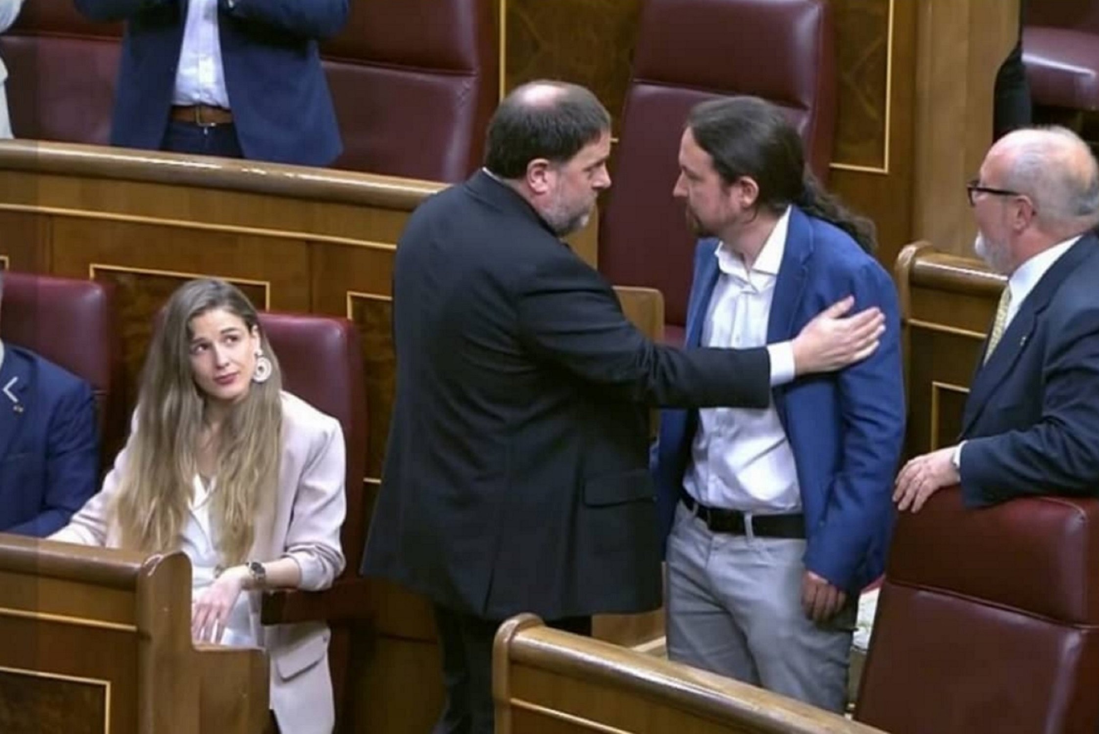 La diputada que miraba con desprecio a Junqueras ahora ataca la lengua catalana