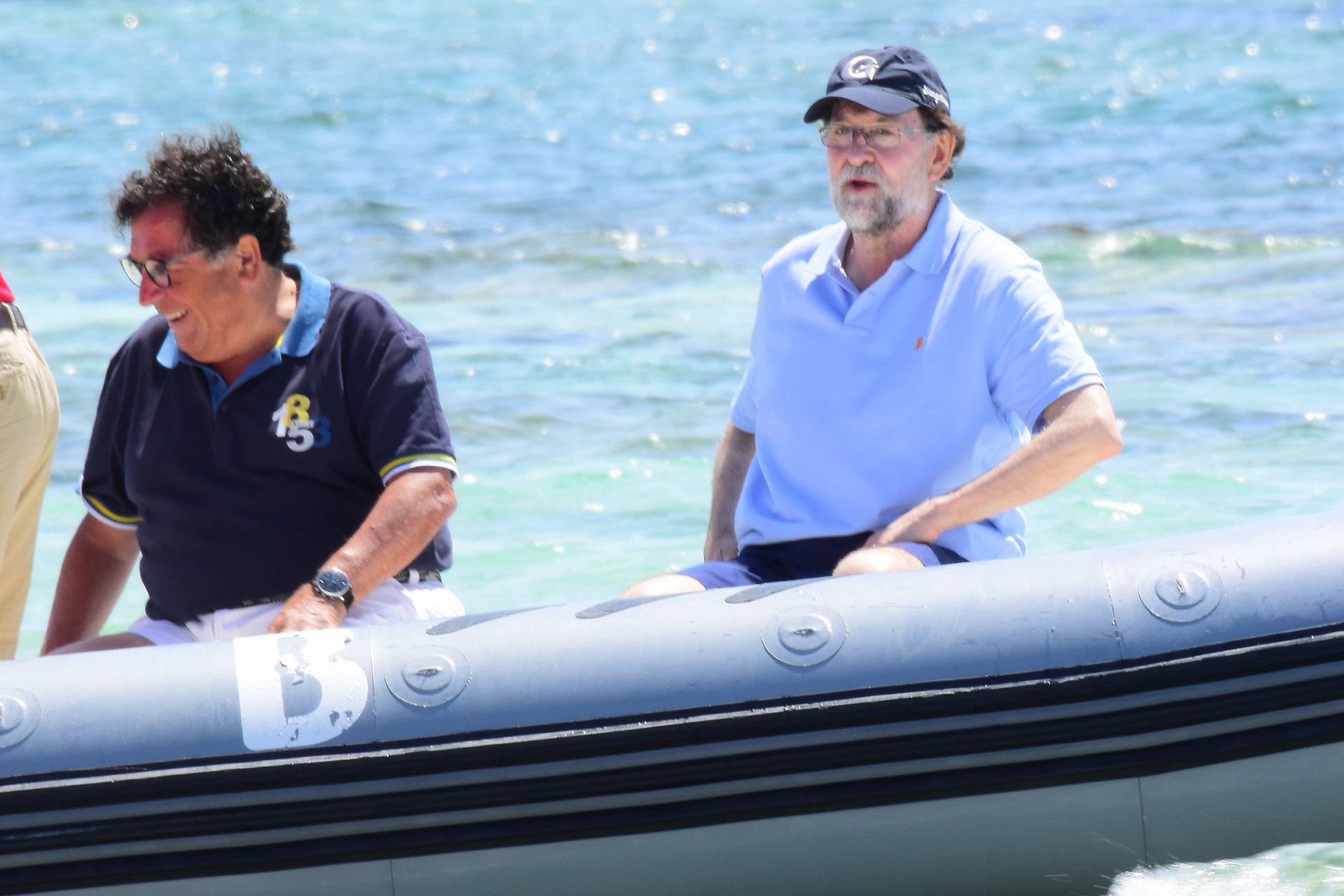 Rajoy sigue "quemando" Formentera: Baño en el Mediterráneo desde un yate de lujo