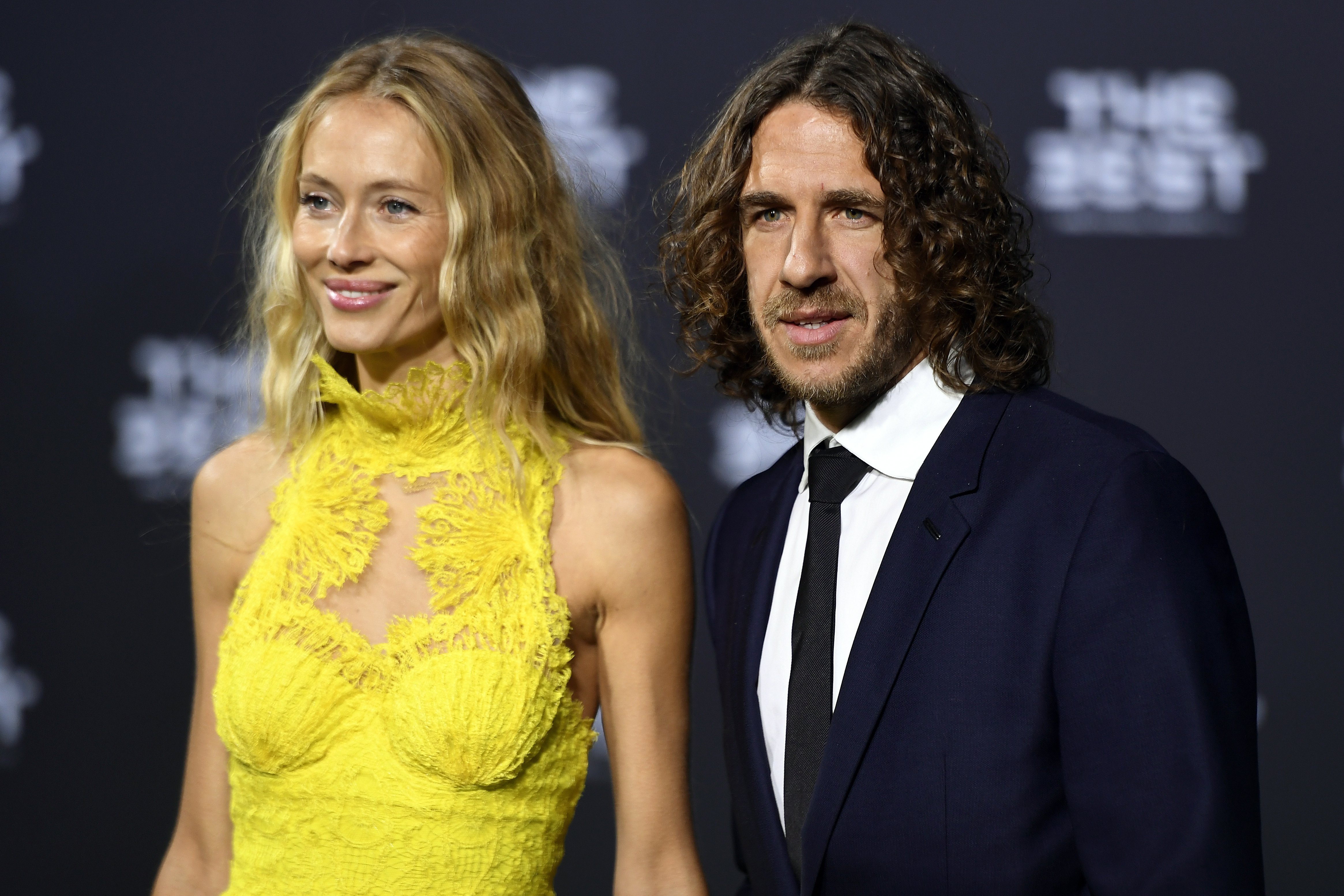 Vanessa Lorenzo demana a Puyol si es vol casar, agenollada i en banyador