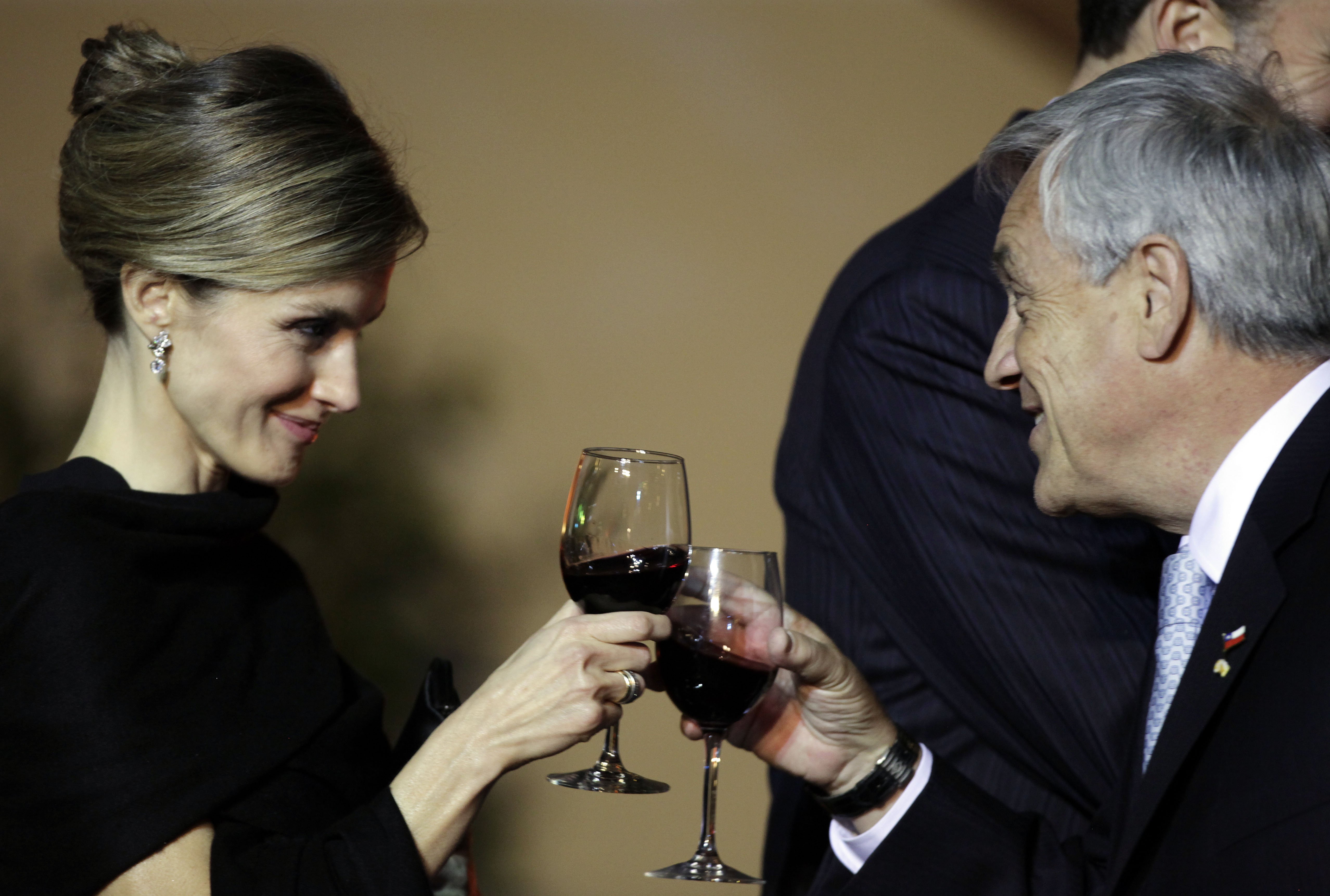 ​La abstemia Letizia la lía con el vino en una fiesta en Zarzuela