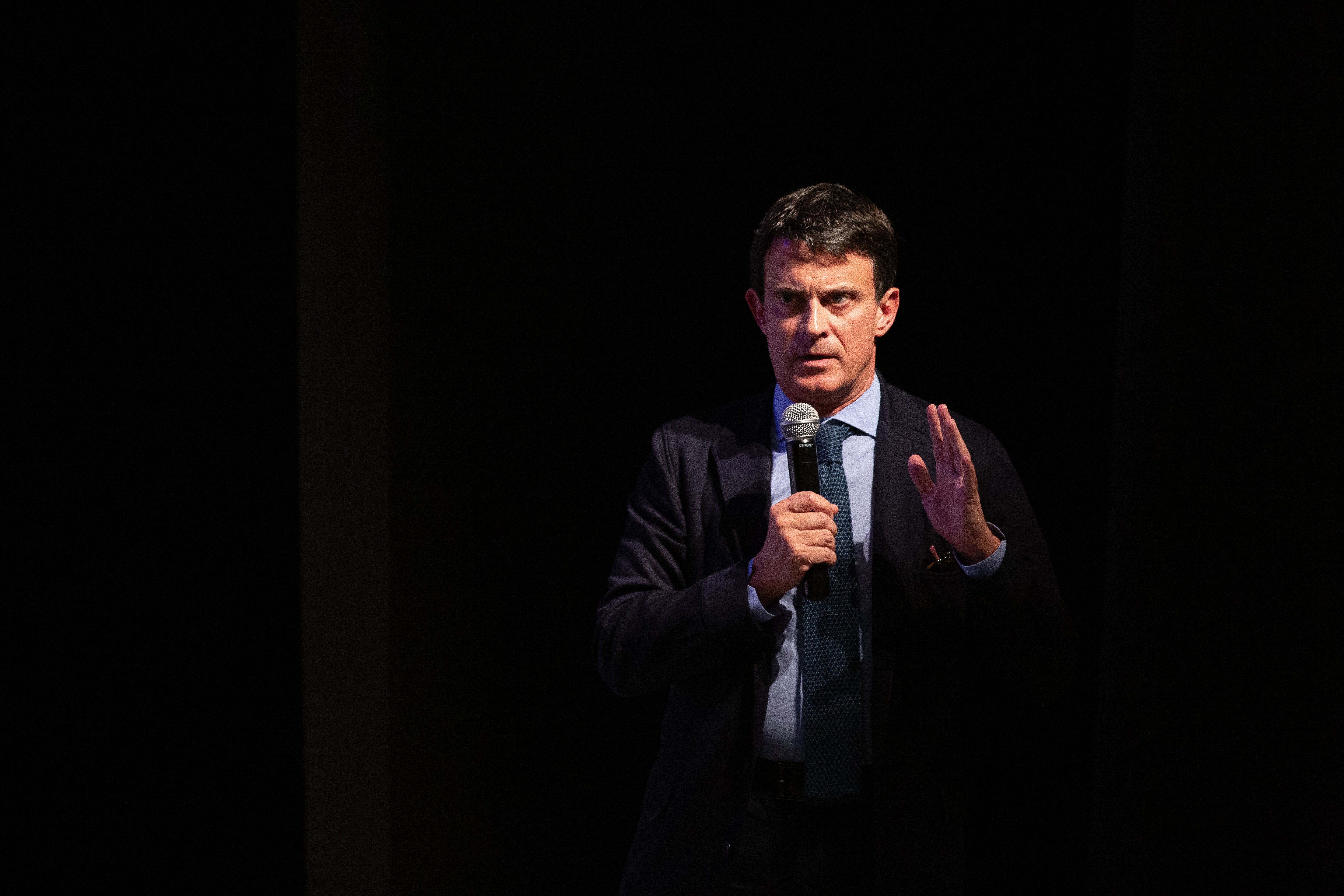 Vomitiva columna de un ministro: envía presos a la mierda y Valls aplaude