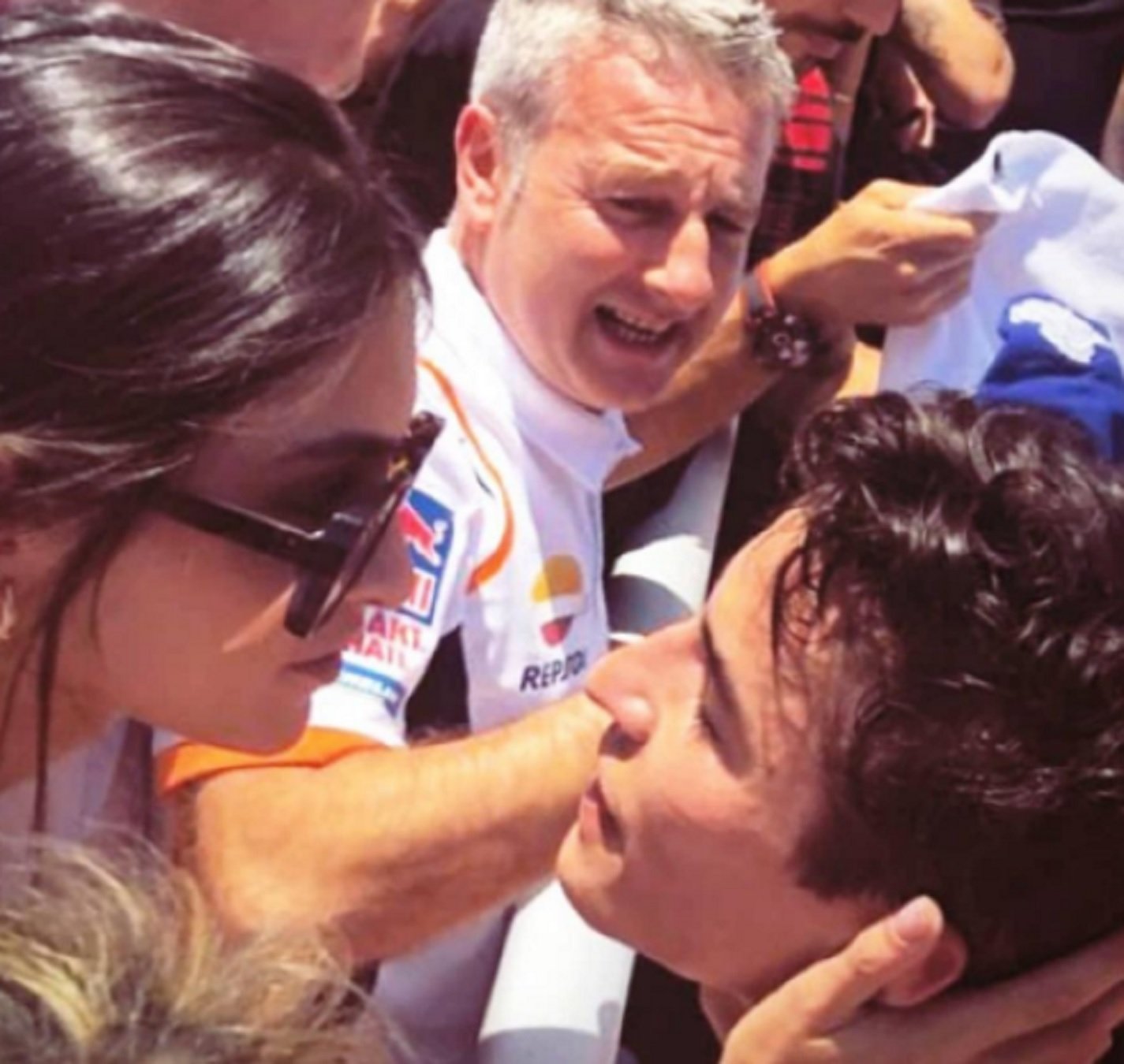 El gélido beso de amigos entre Marc Márquez y Lucía Rivera en Montmeló