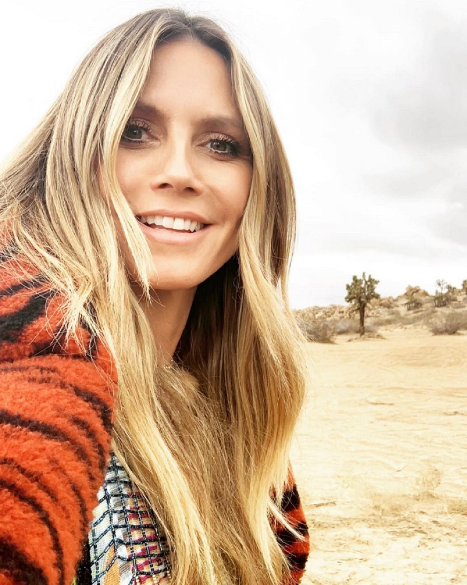 Heidi Klum rentant-se les dents en topless: la xarxa embogeix