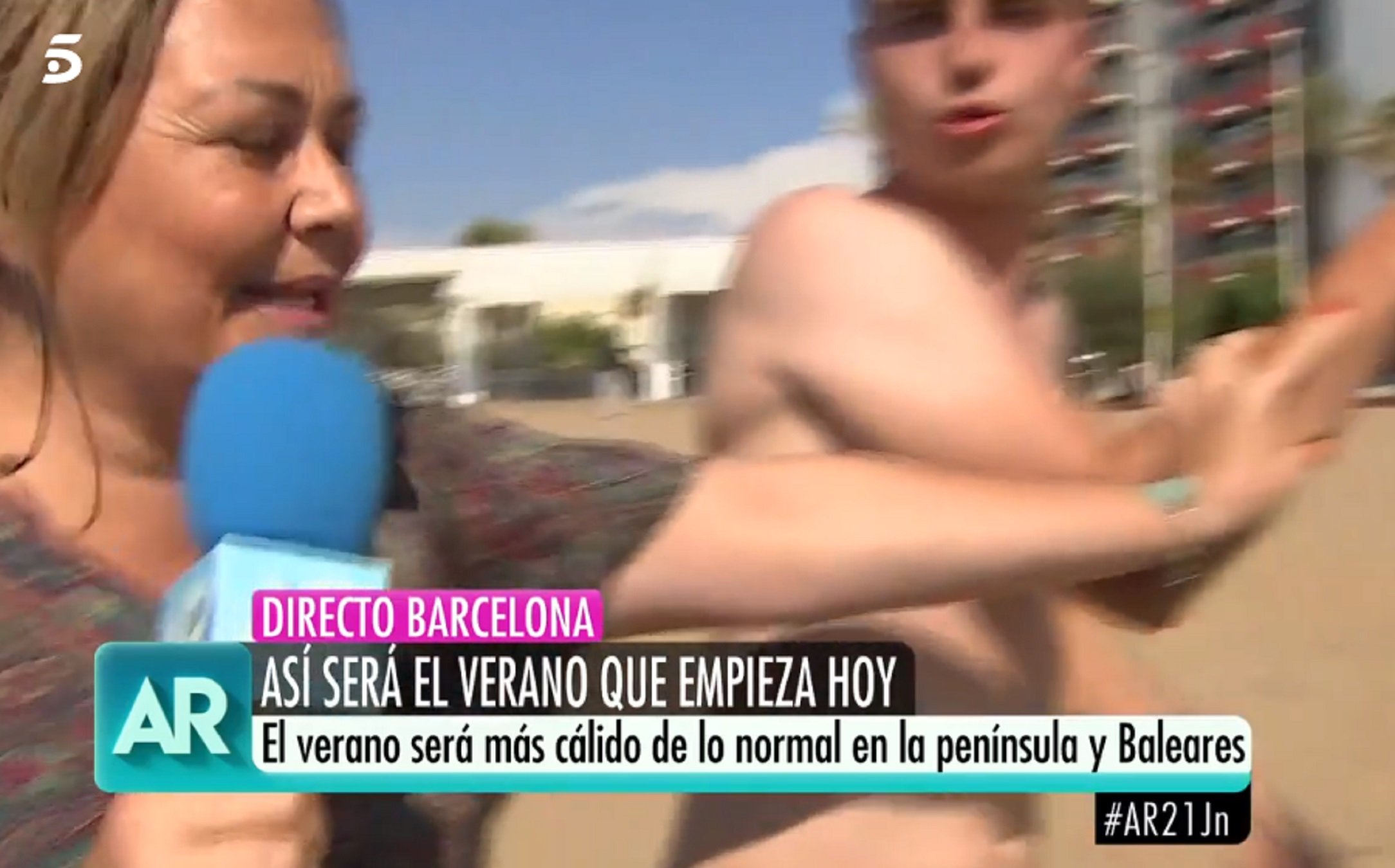 Encontronazo de Mayka Navarro con un bañista en Barcelona: "A ver, chavalito..."