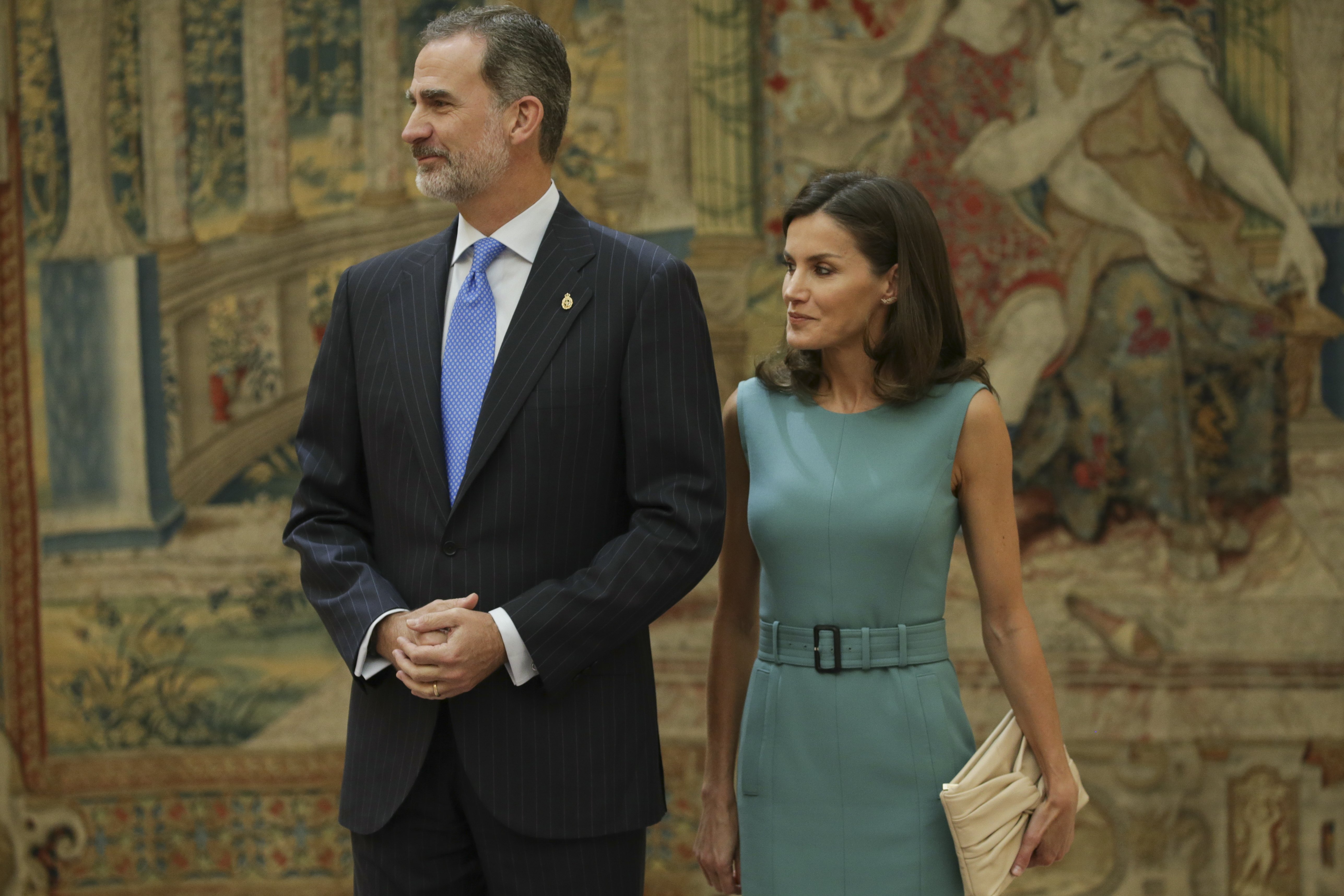 Letizia, inadecuada: no suelta el bolso en un besamanos y va con wonderbra