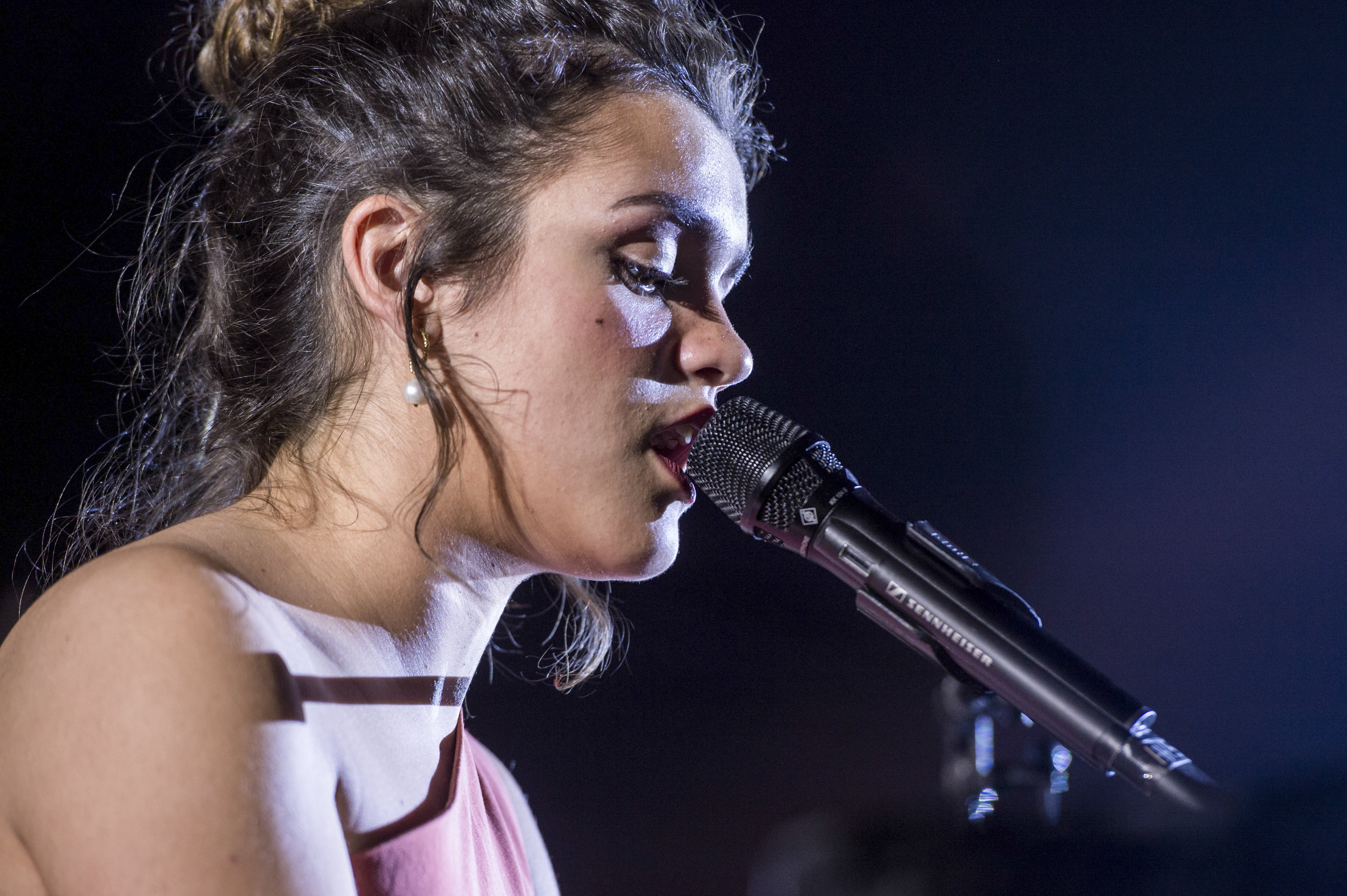 Amaia treu el primer disc i els fans embogeixen amb la foto nua de portada