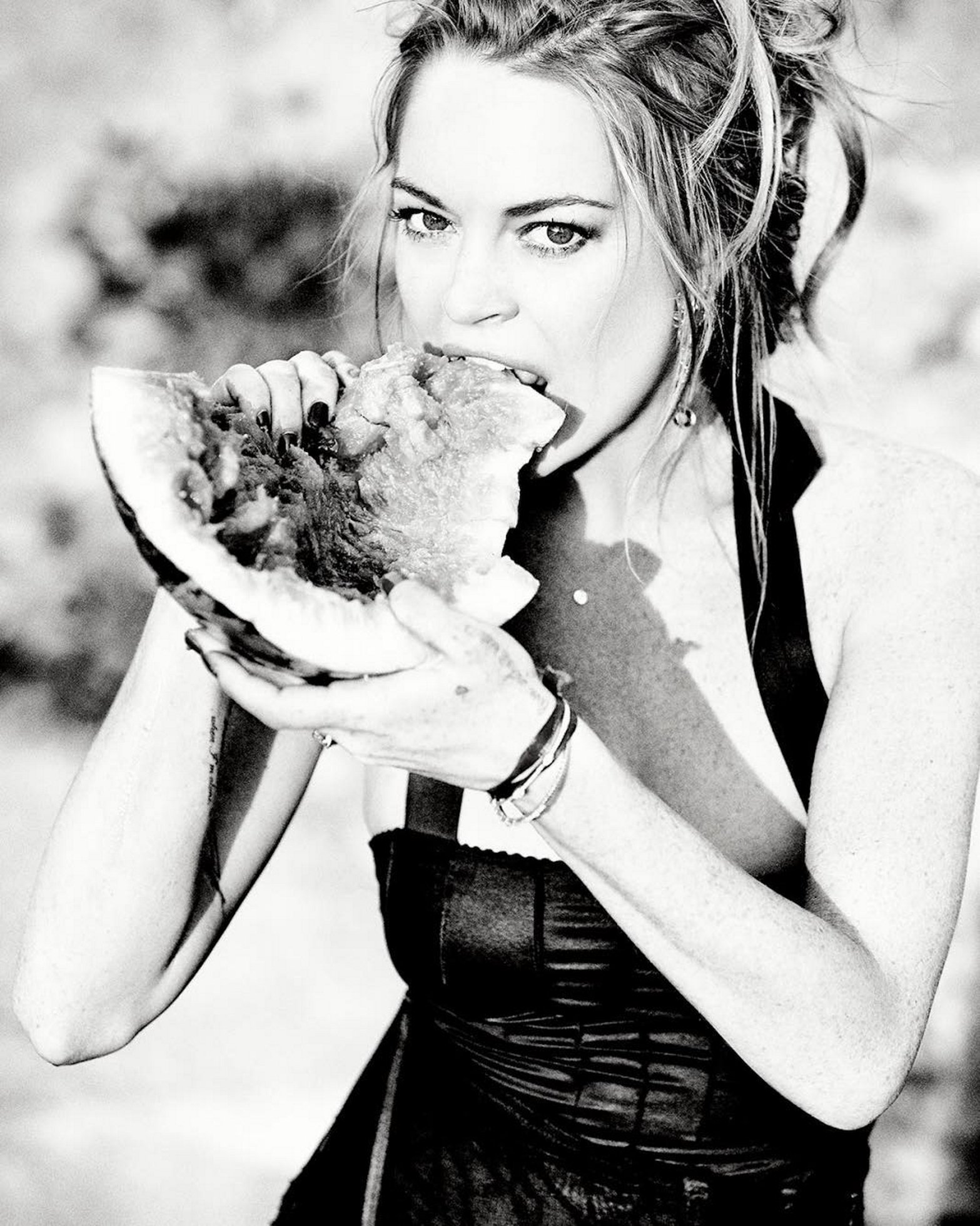 La polémica actriz Lindsay Lohan se desnuda para celebrar su cumpleaños