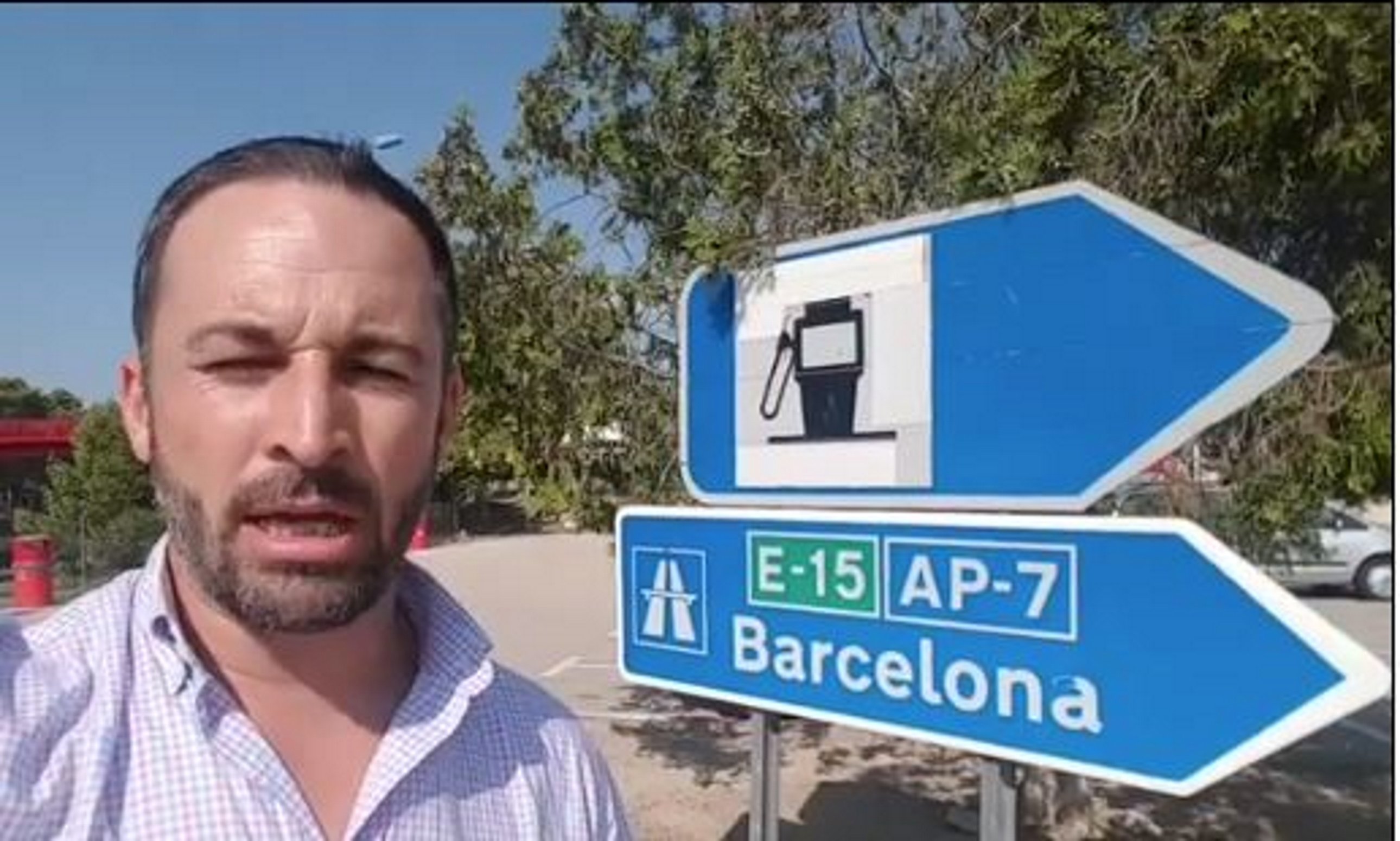 La foto viral de Santiago Abascal en moto, convertit en un 'meme' amb rodes